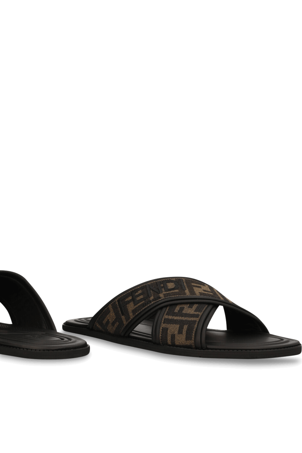 תמונת תקריב של סנדלי סליידס