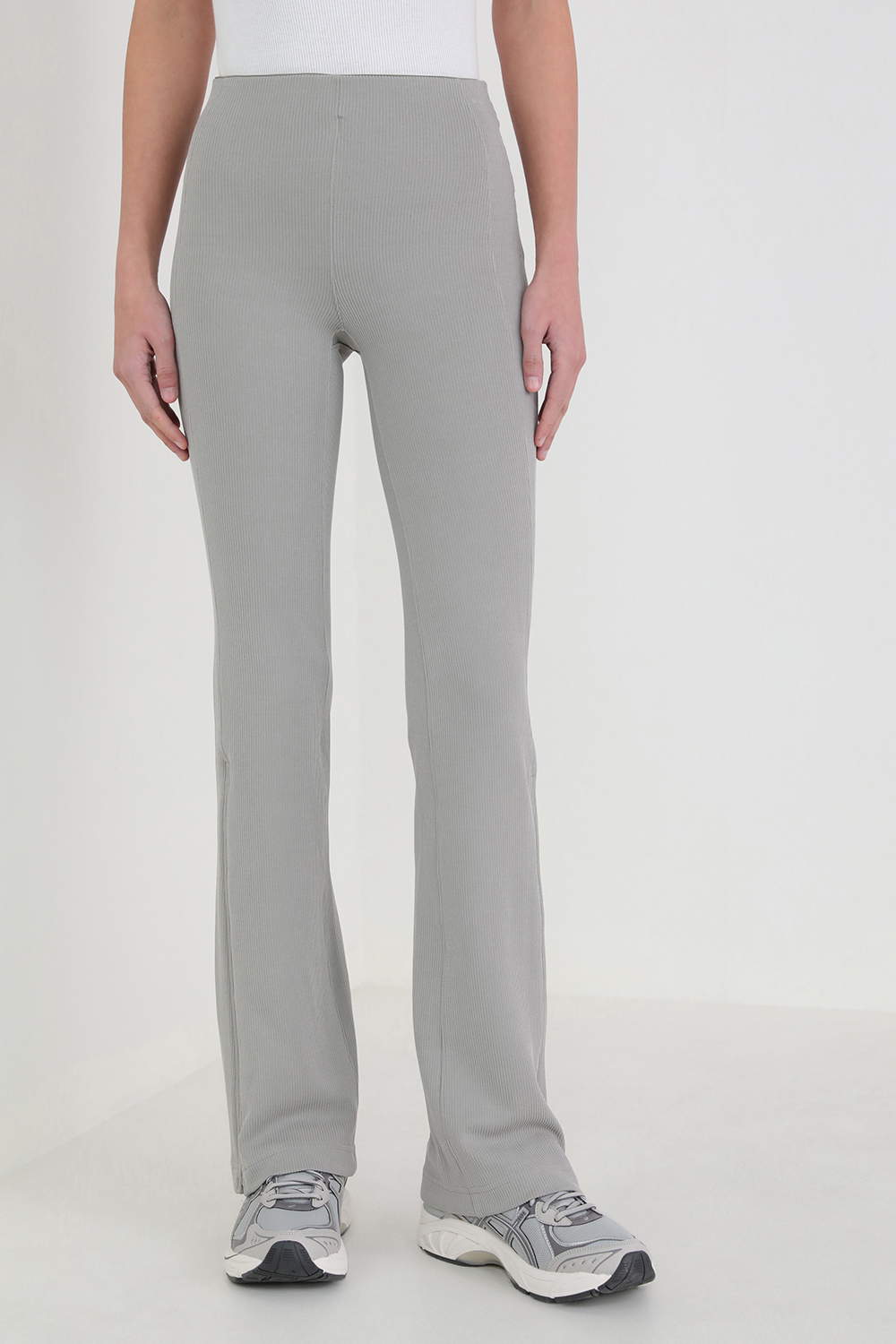 תמונת דוגמן קידמית של Brushed Softstreme Ribbed Zip Flared Pant 32.5