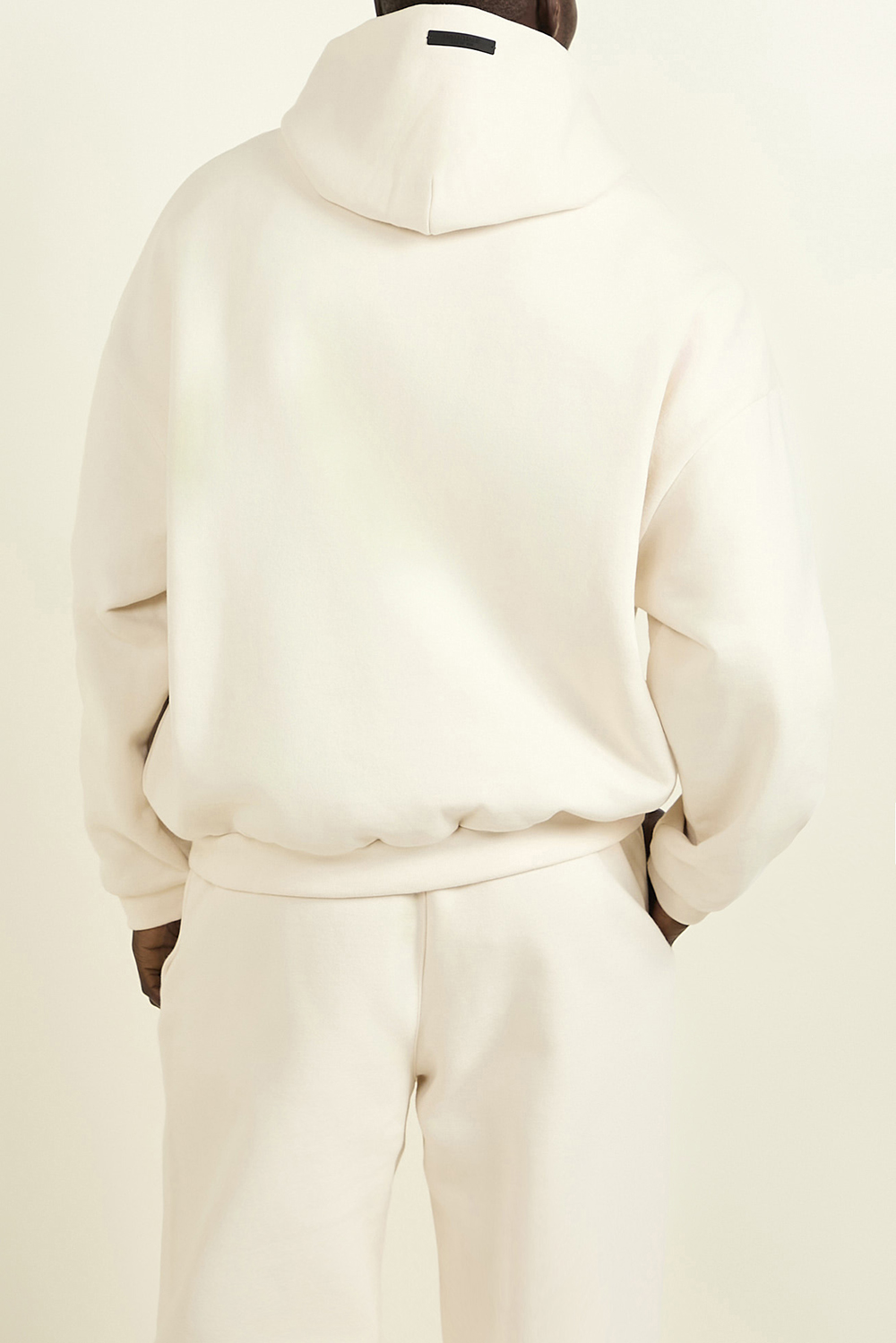 תמונת תקריב דוגמן של סווטשירט קפוצ'ון