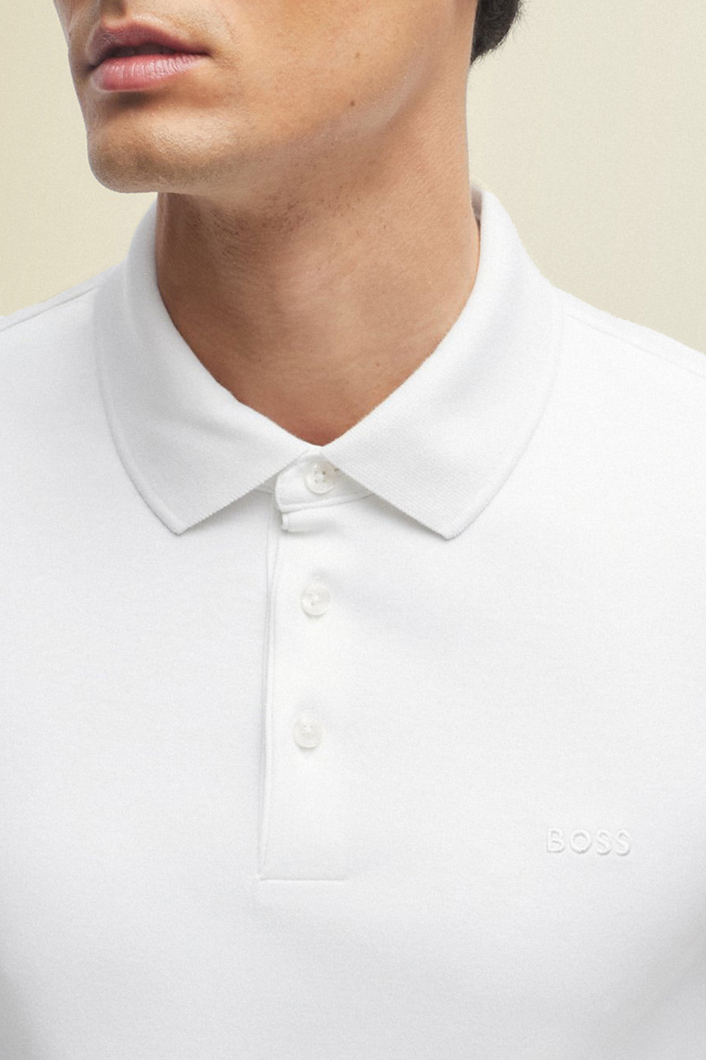 תמונת תקריב דוגמן של חולצת פולו ארוכה