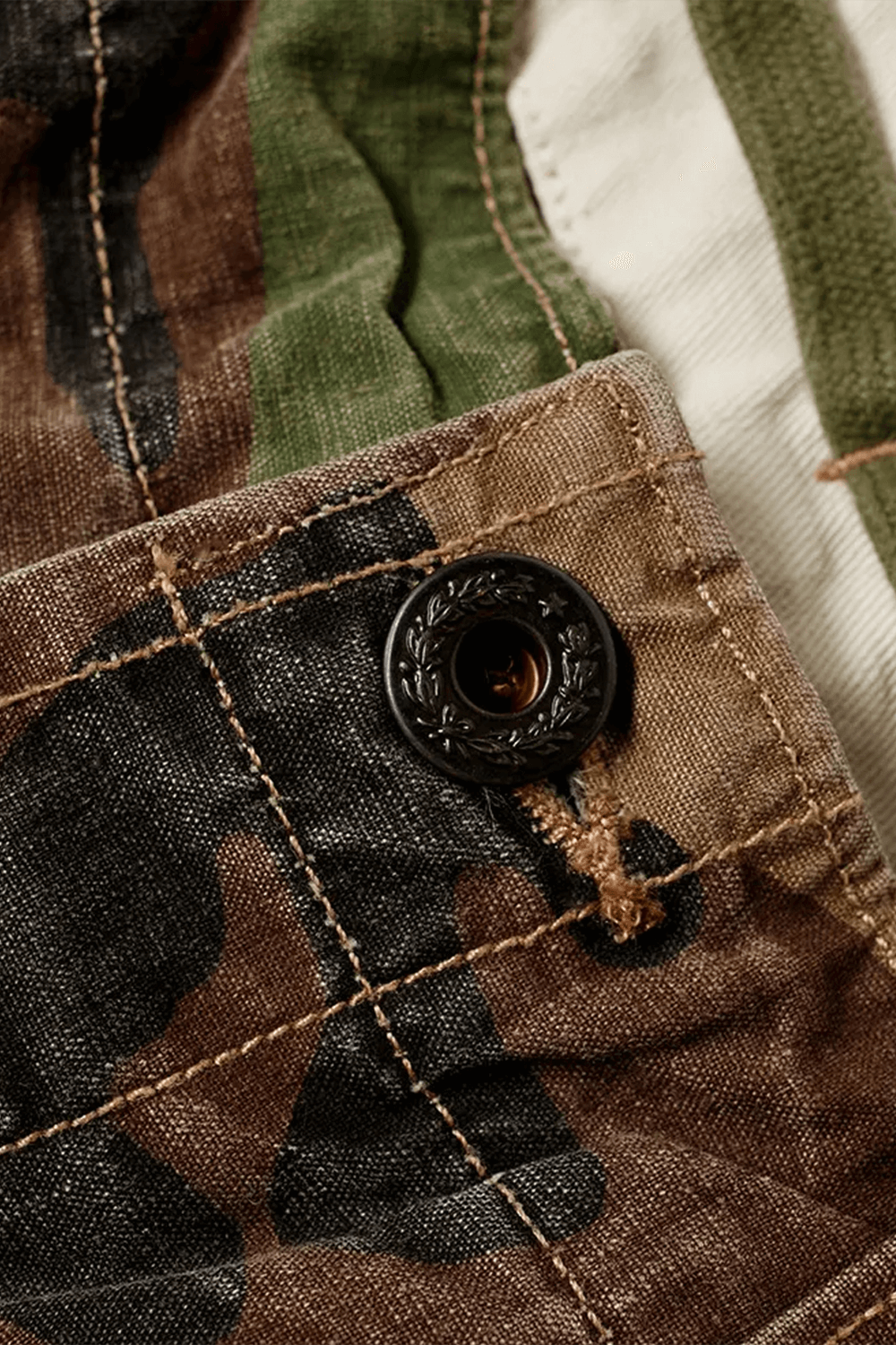 תמונה אחורית של מכנסי קארגו עם הדפס צבאי