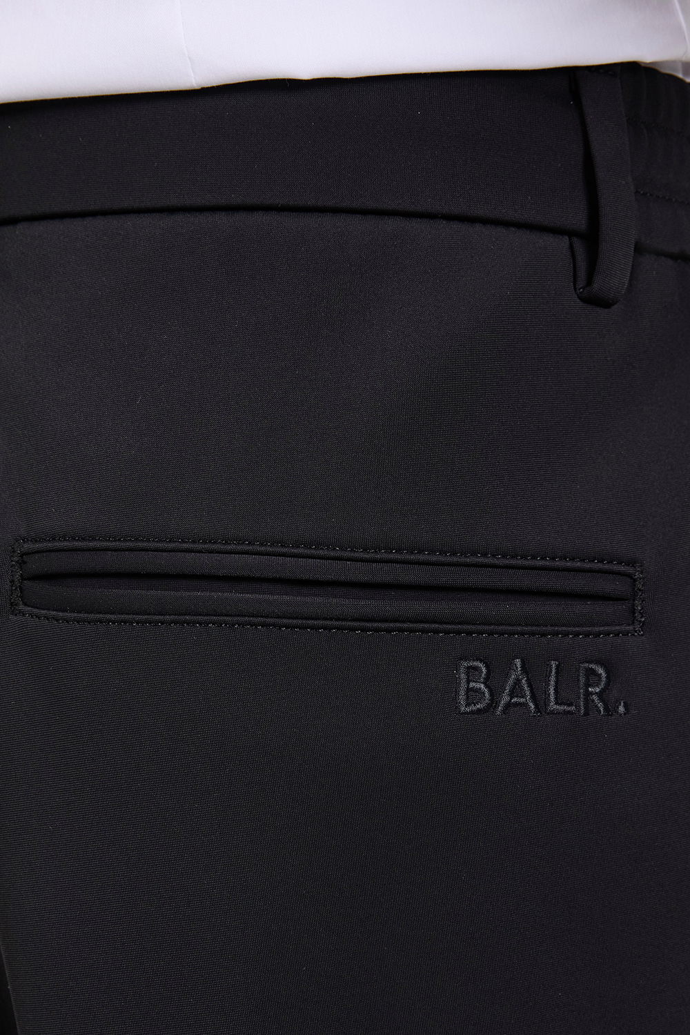 תמונת תקריב דוגמן של מכנסיים ארוכים