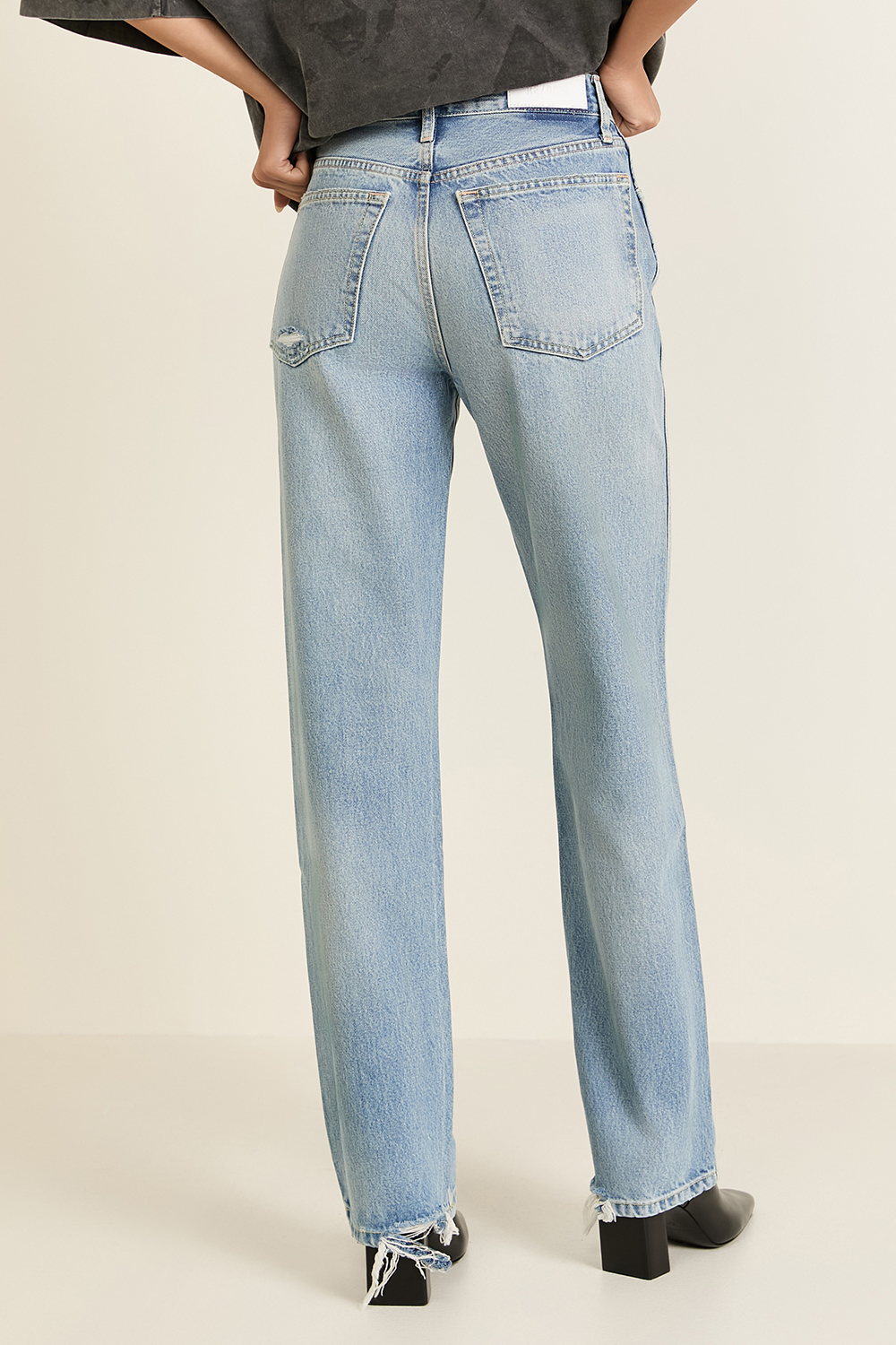 תמונת דוגמן אחורית של מכנסי ג'ינס בגזרה ישרה