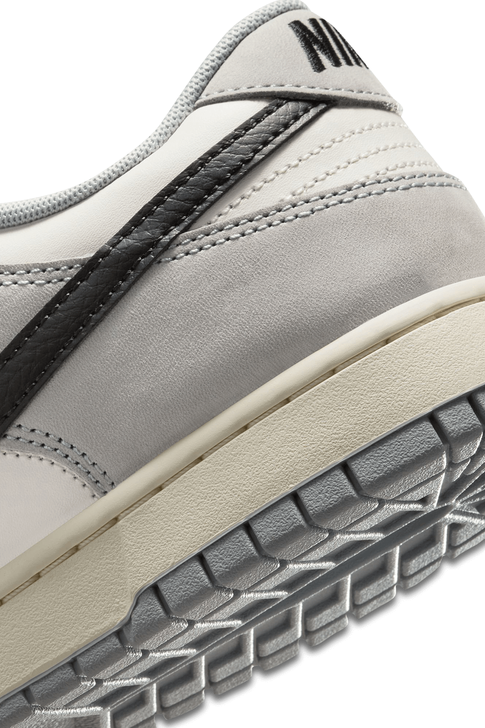 תמונת תקריב של נעלי סניקרס דאנק