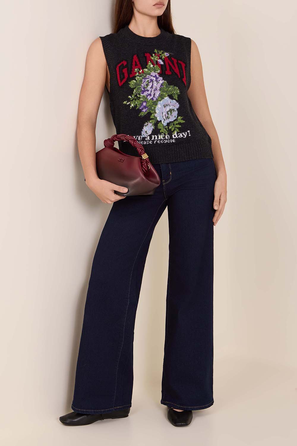 תמונת דוגמן קידמית של תיק בו סמול