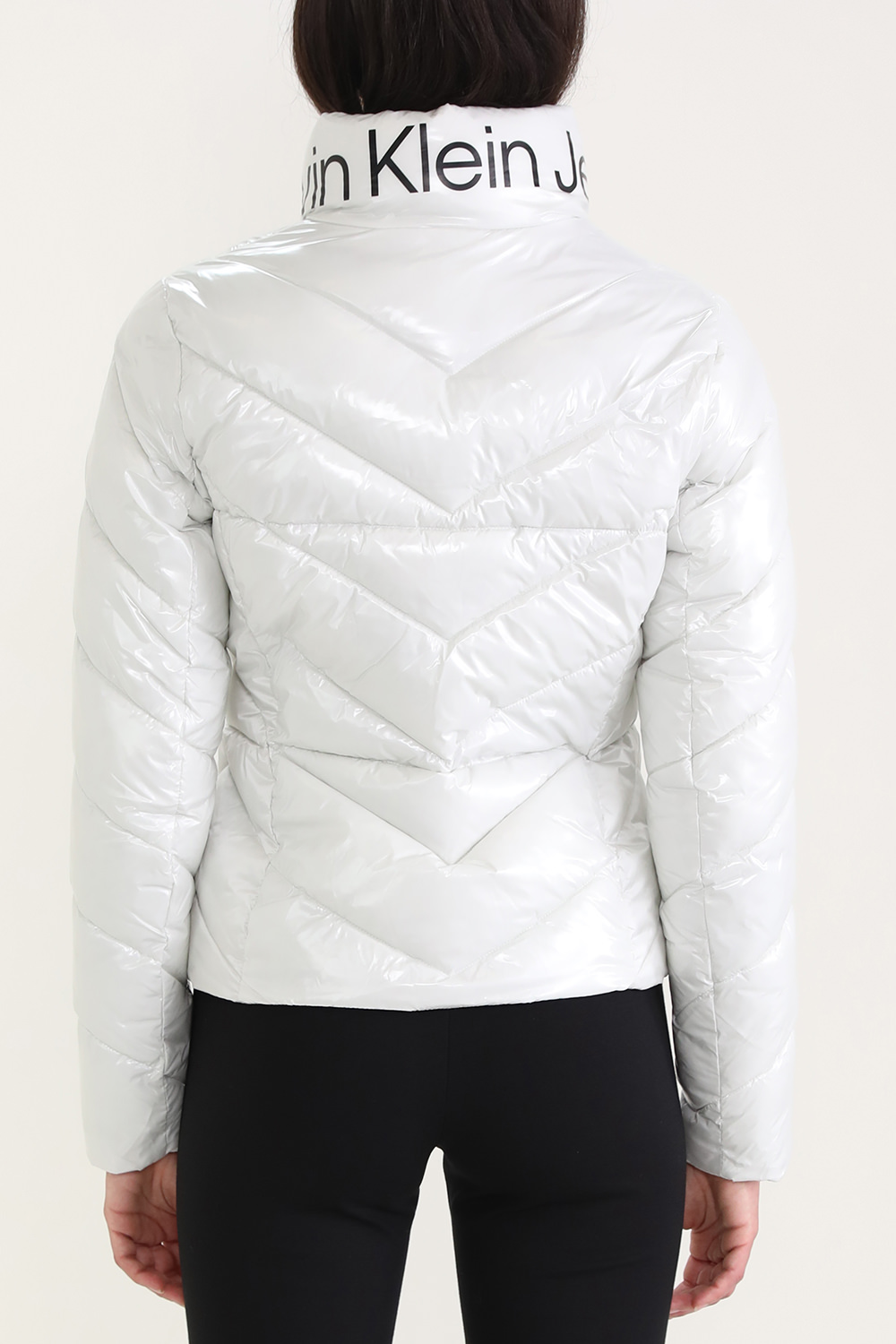 תמונת דוגמן אחורית של מעיל פוך מבריק מניילון