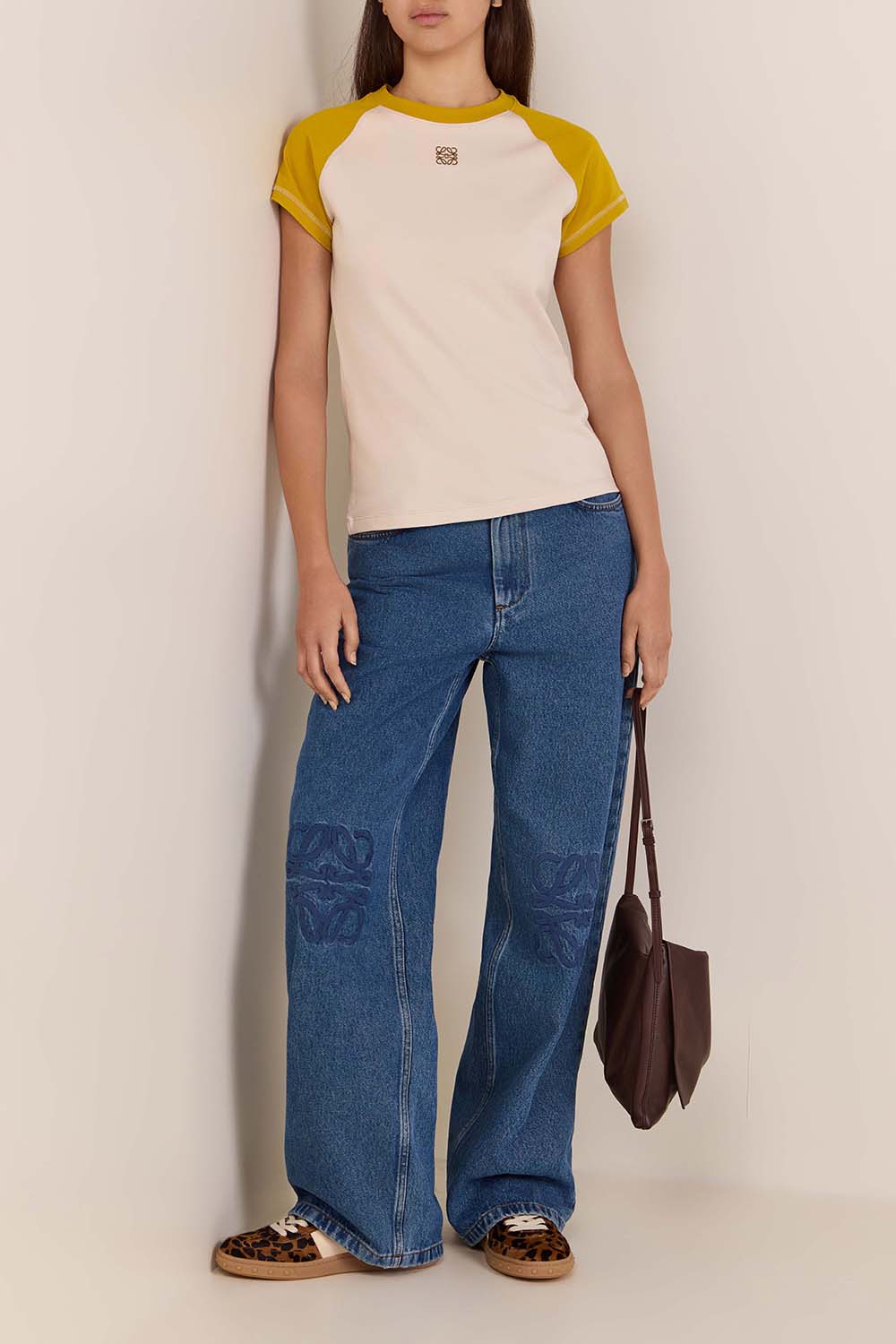 תמונת דוגמן קידמית של נעלי סניקרס