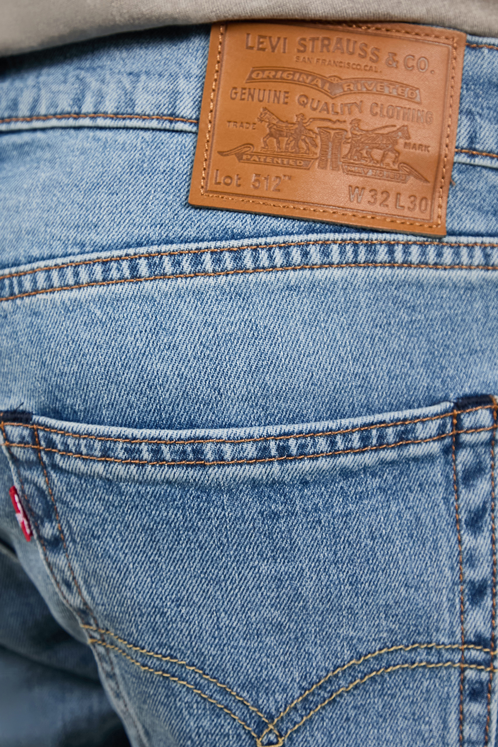 תמונת תקריב דוגמן של מכנסי ג'ינס סלים טאפר 512