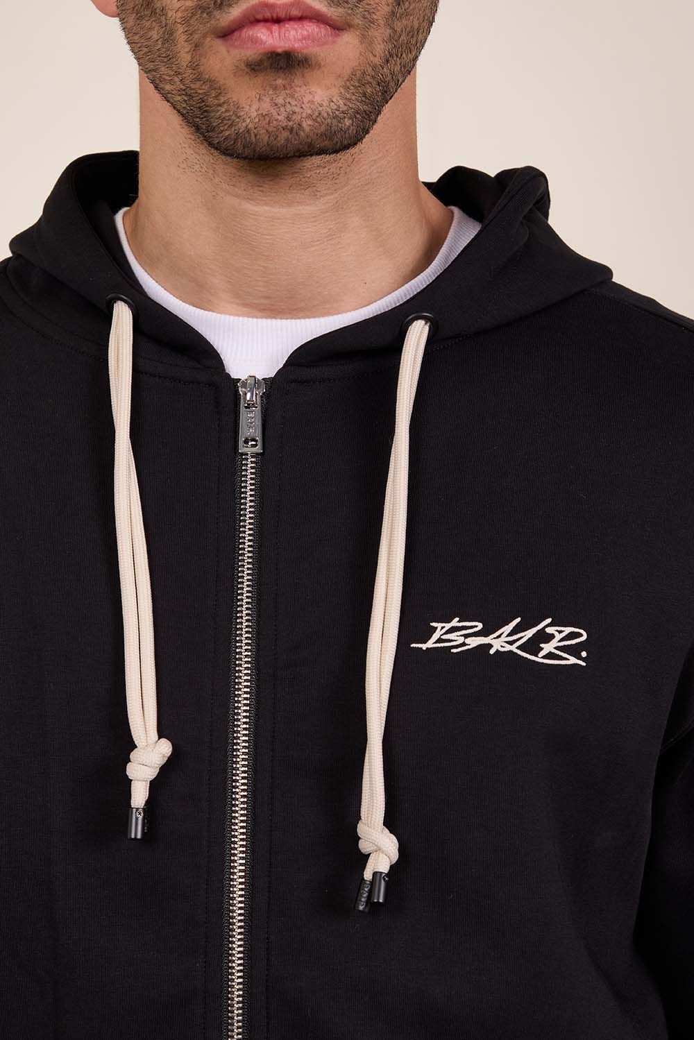 תמונת תקריב דוגמן של סווטשירט קפוצ'ון