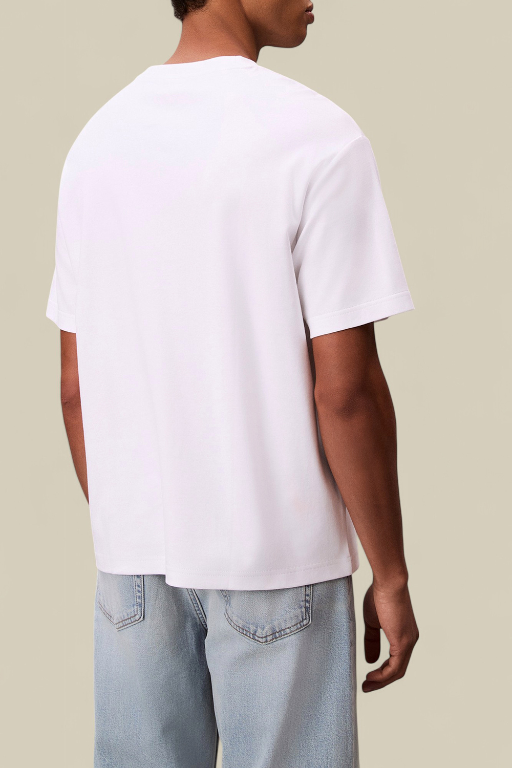 תמונת דוגמן אחורית של חולצת טי