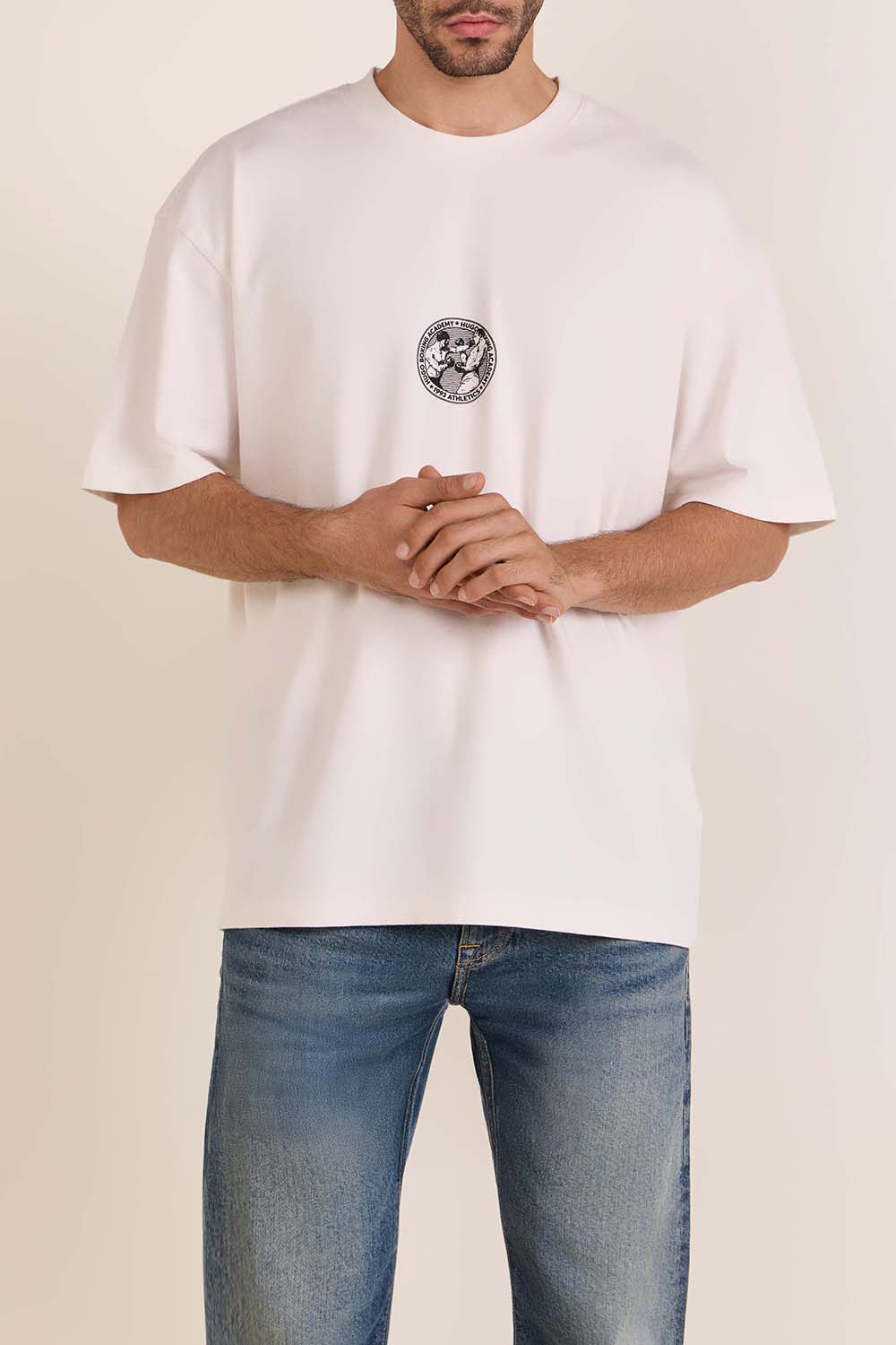 תמונת דוגמן קידמית של חולצת טי אוברסייז