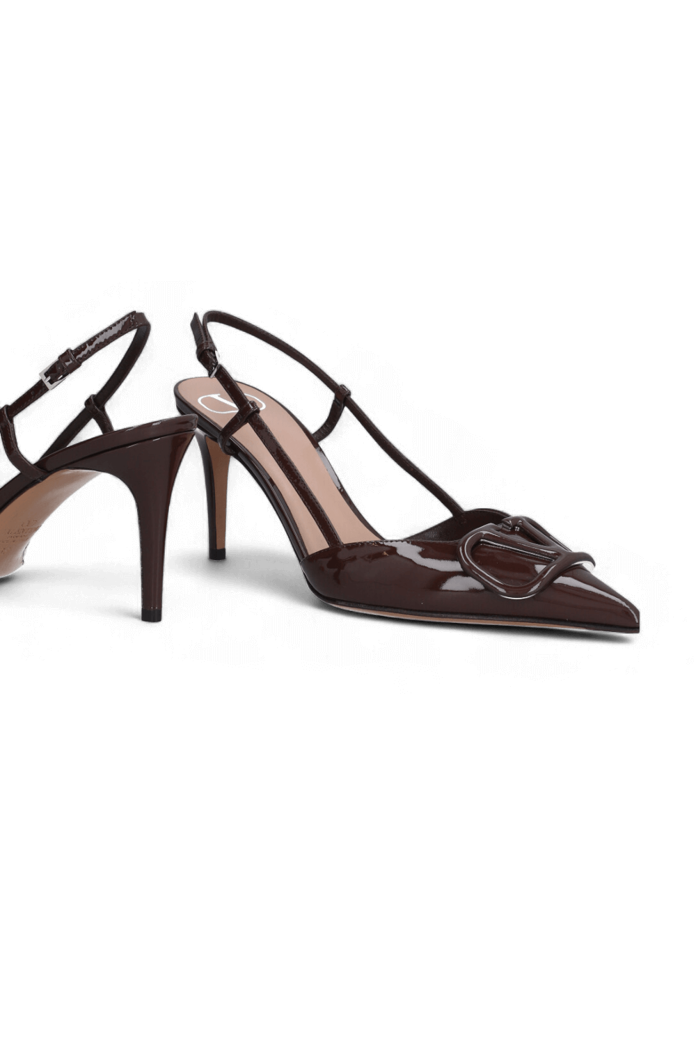 תמונת תקריב של נעלי עקב סלינג בק