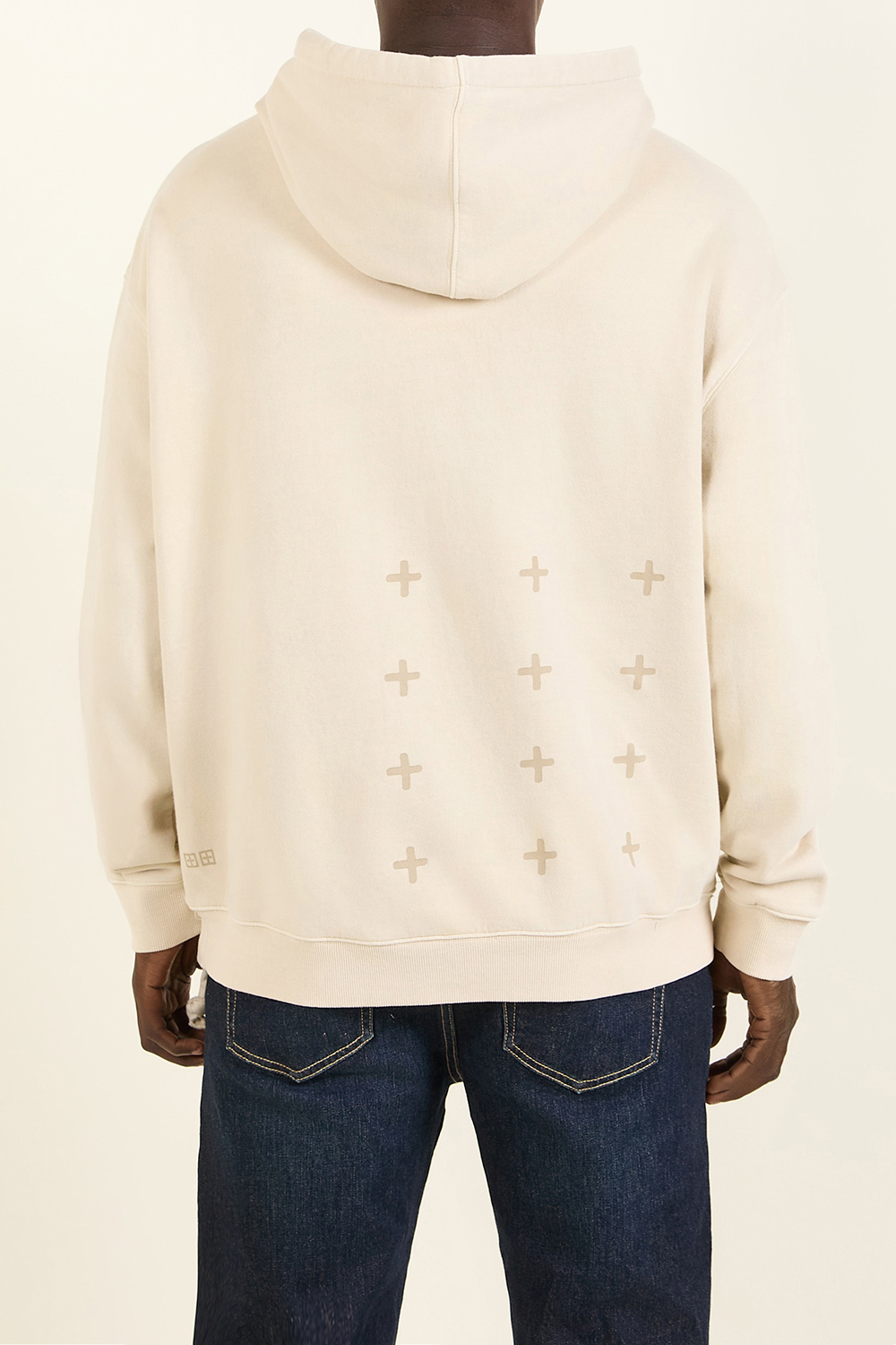 תמונת תקריב דוגמן של סווטשירט קפוצ'ון אוברסייז