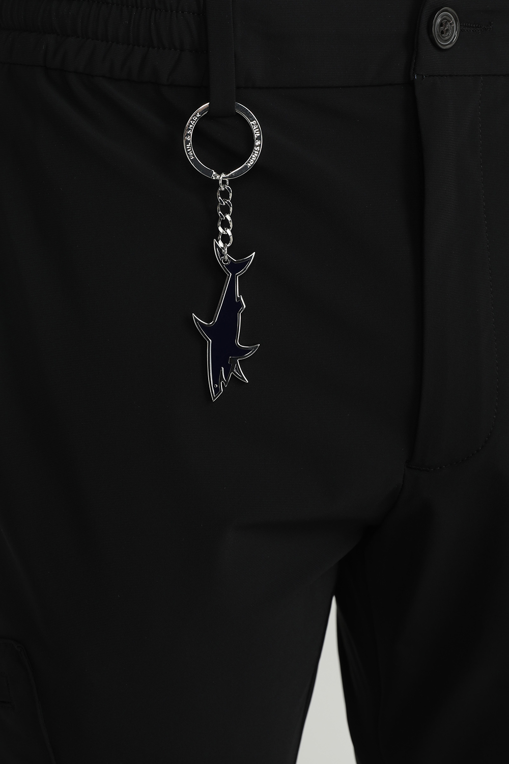 תמונת תקריב דוגמן של מכנסי קרגו