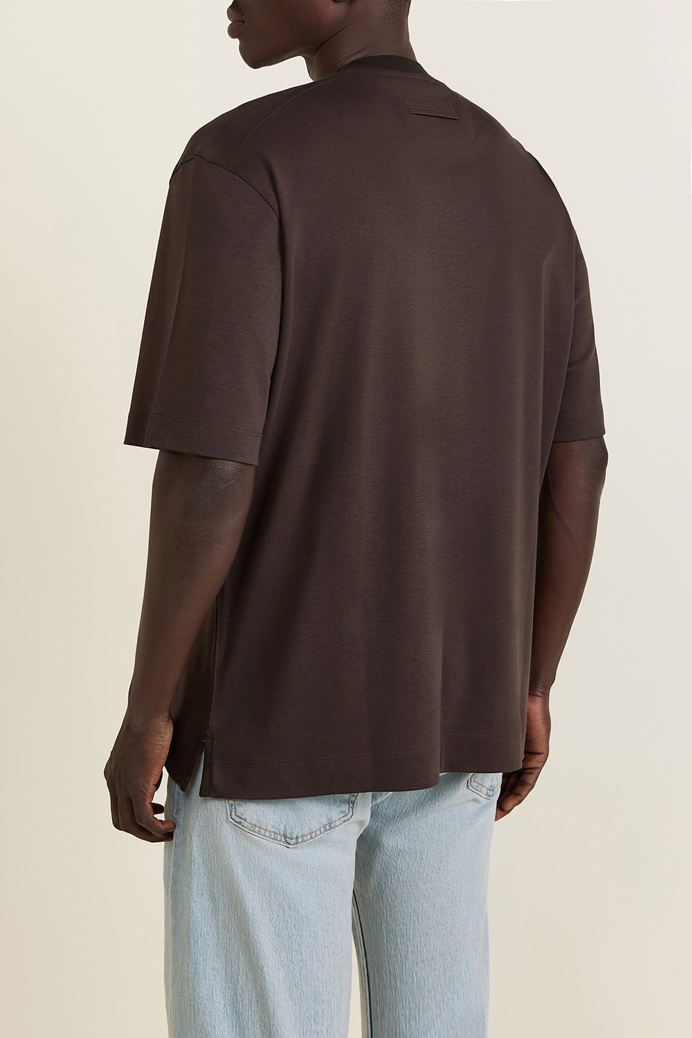 תמונת דוגמן אחורית של חולצת טי