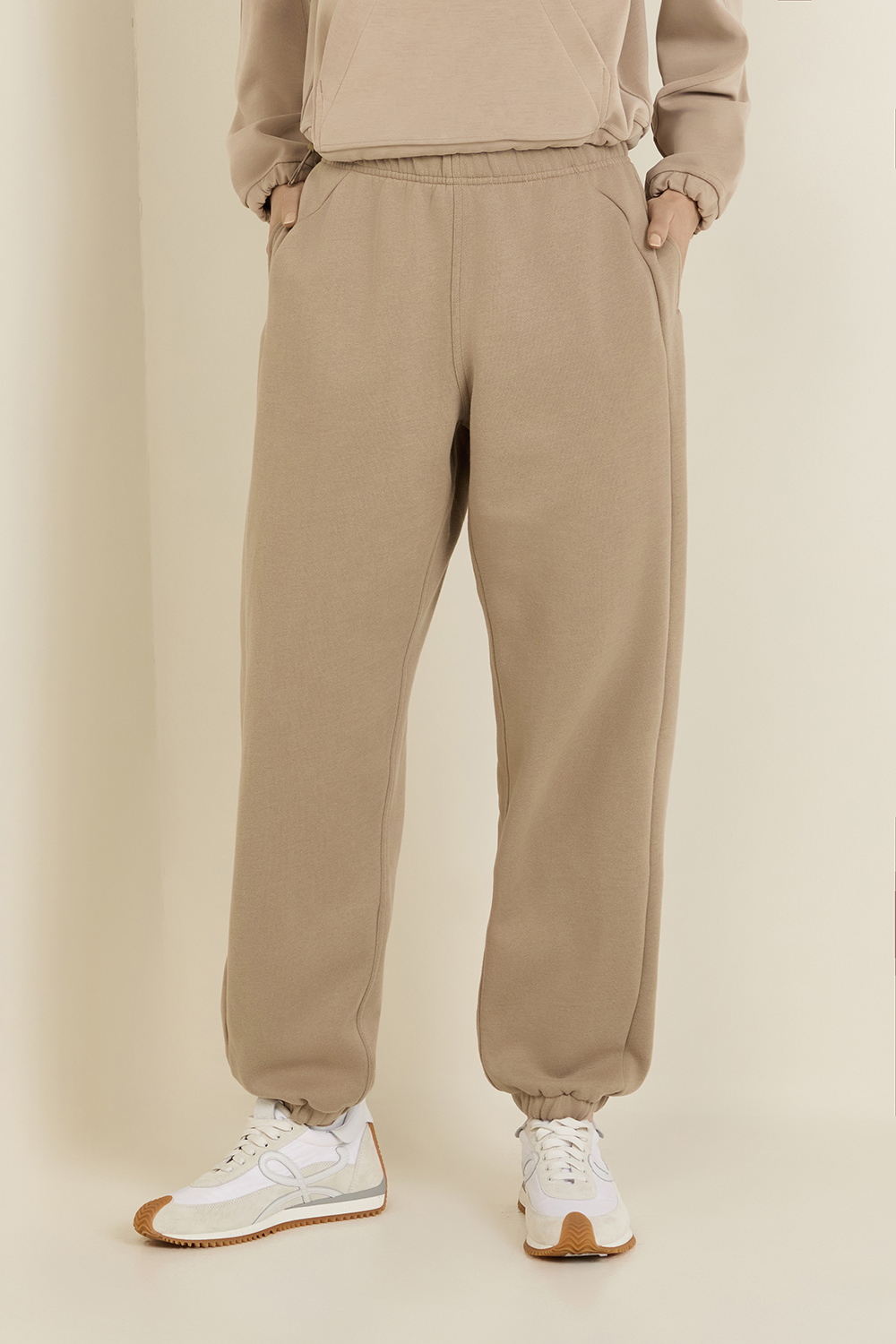 תמונת דוגמן קידמית של Scuba Mid-Rise Oversized Jogger *Regular