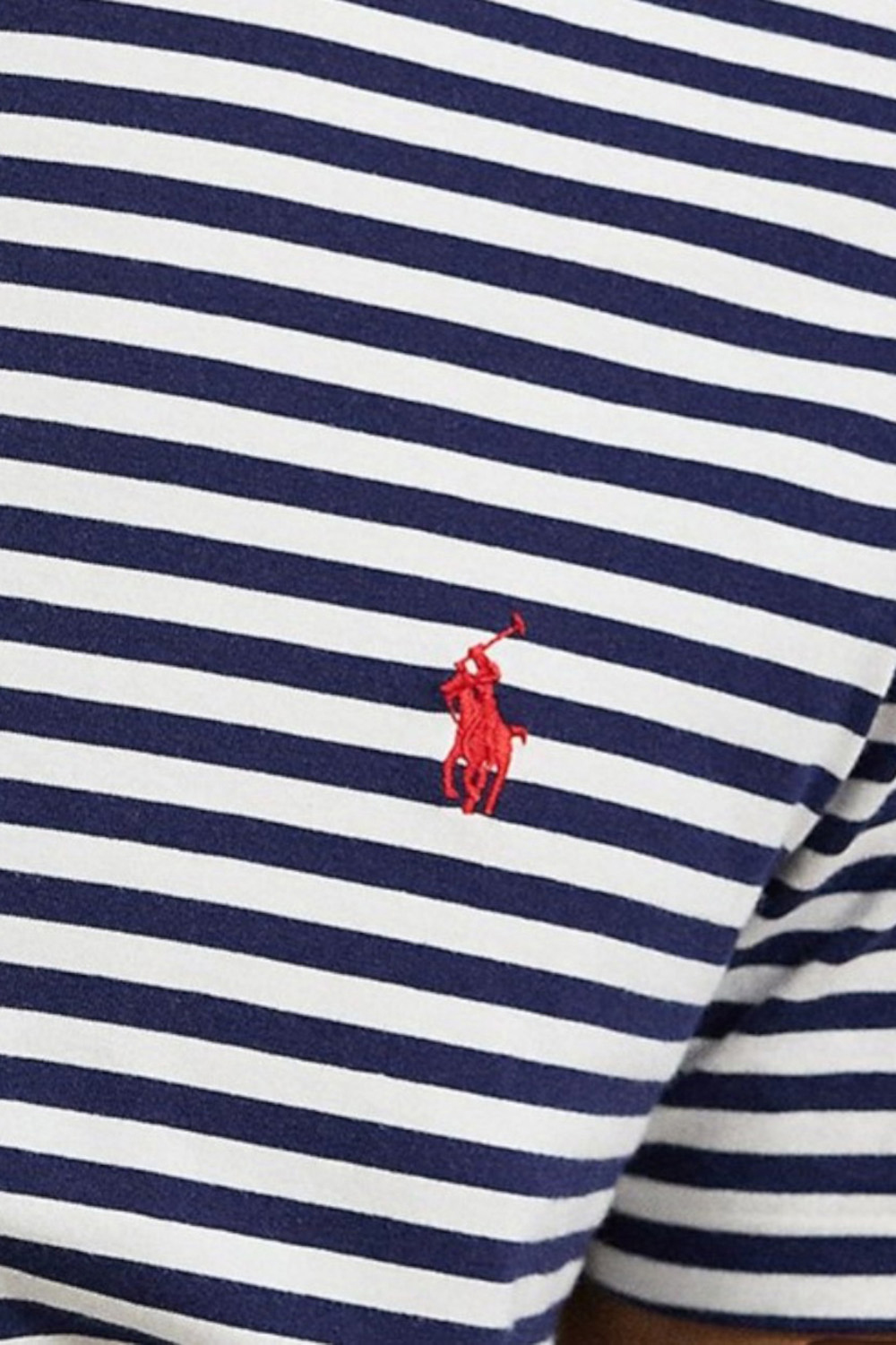 תמונת תקריב דוגמן של חולצת טי