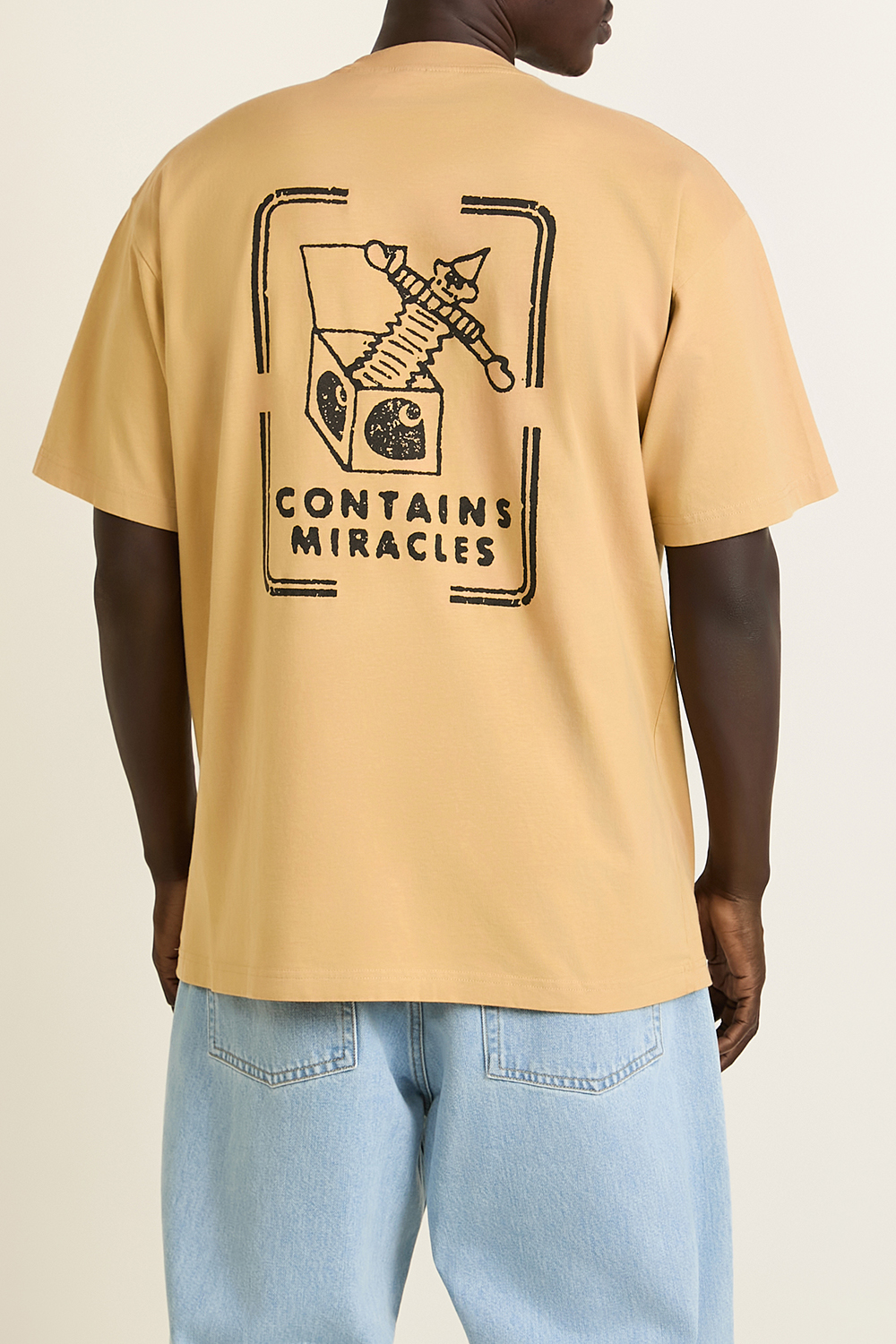 תמונת תקריב דוגמן של חולצת טי עם הדפס בגב