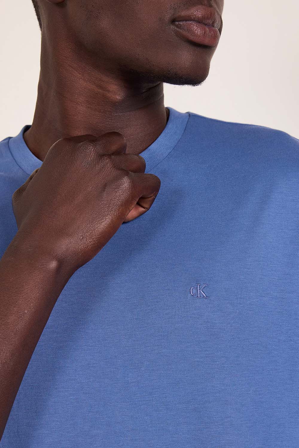 תמונת תקריב דוגמן של חולצת טי