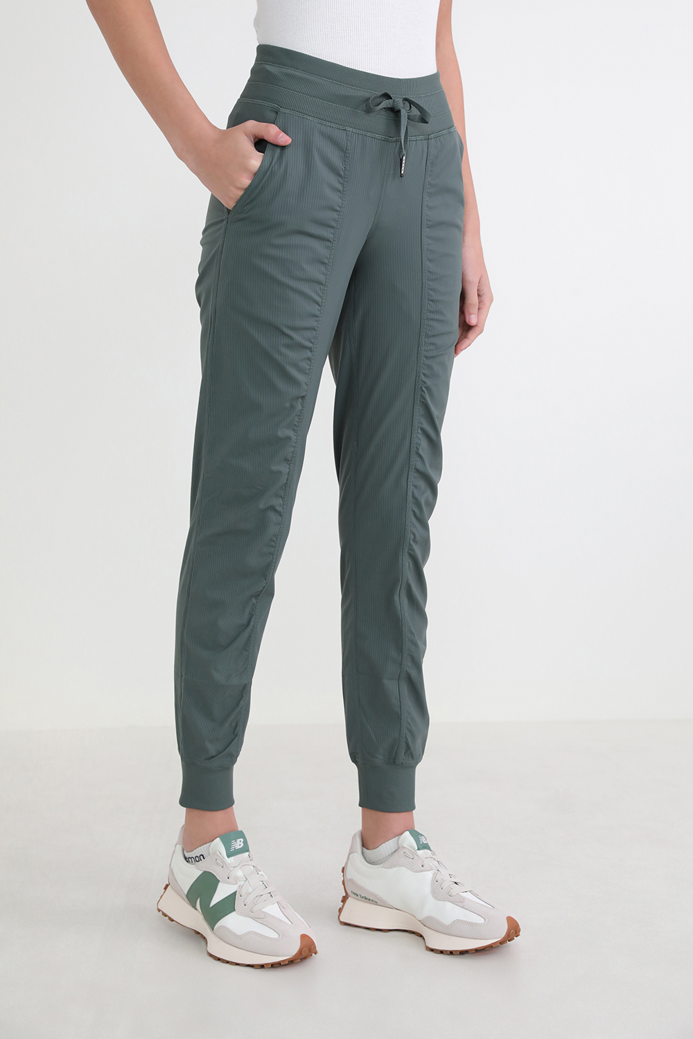 תמונת דוגמן קידמית של Dance Studio Mid-Rise Jogger