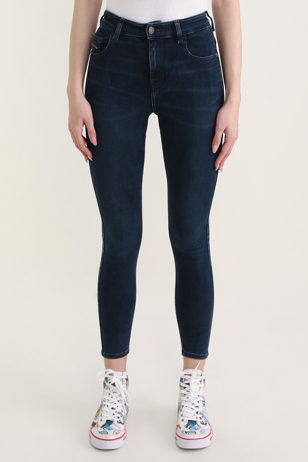 תמונת דוגמן קידמית של מכנסי סקיני ג'ינס סופר סטרץ'