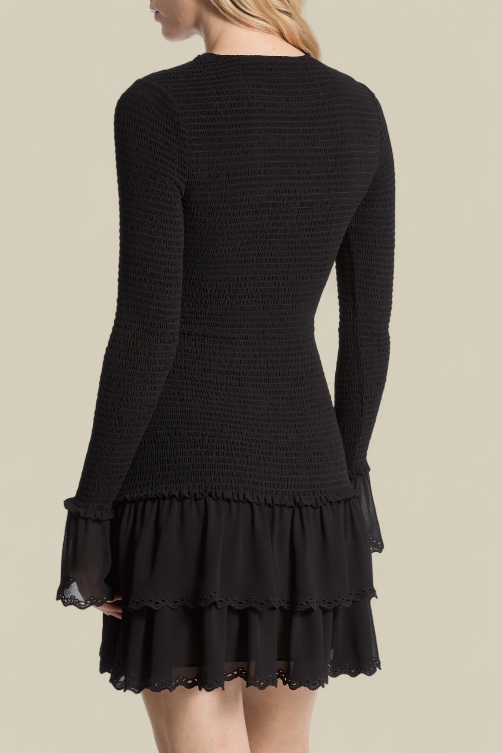 תמונת דוגמן אחורית של שמלת מיני עם שרוולים ארוכים