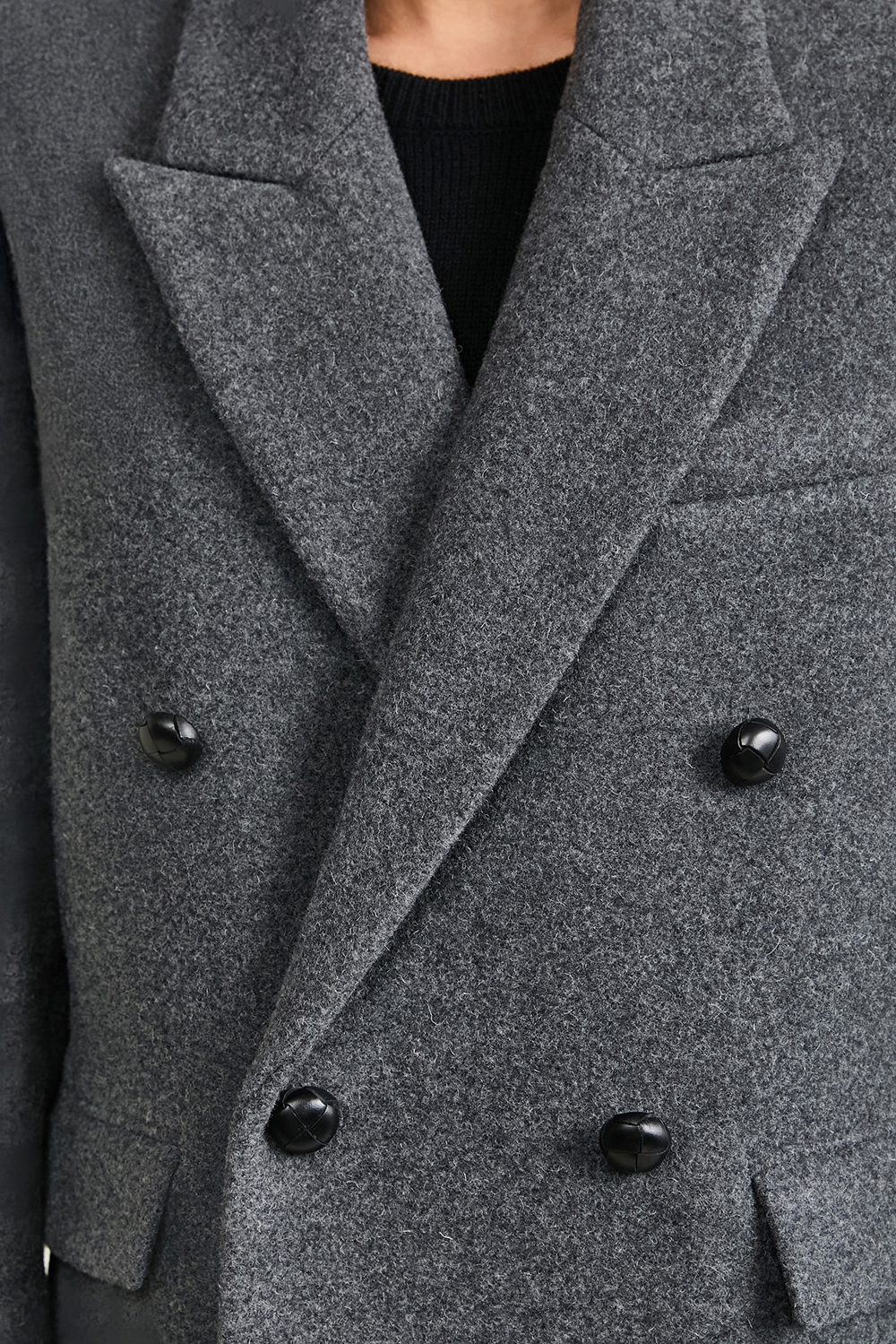 תמונת תקריב דוגמן של מעיל צמר ארוך ליליאן