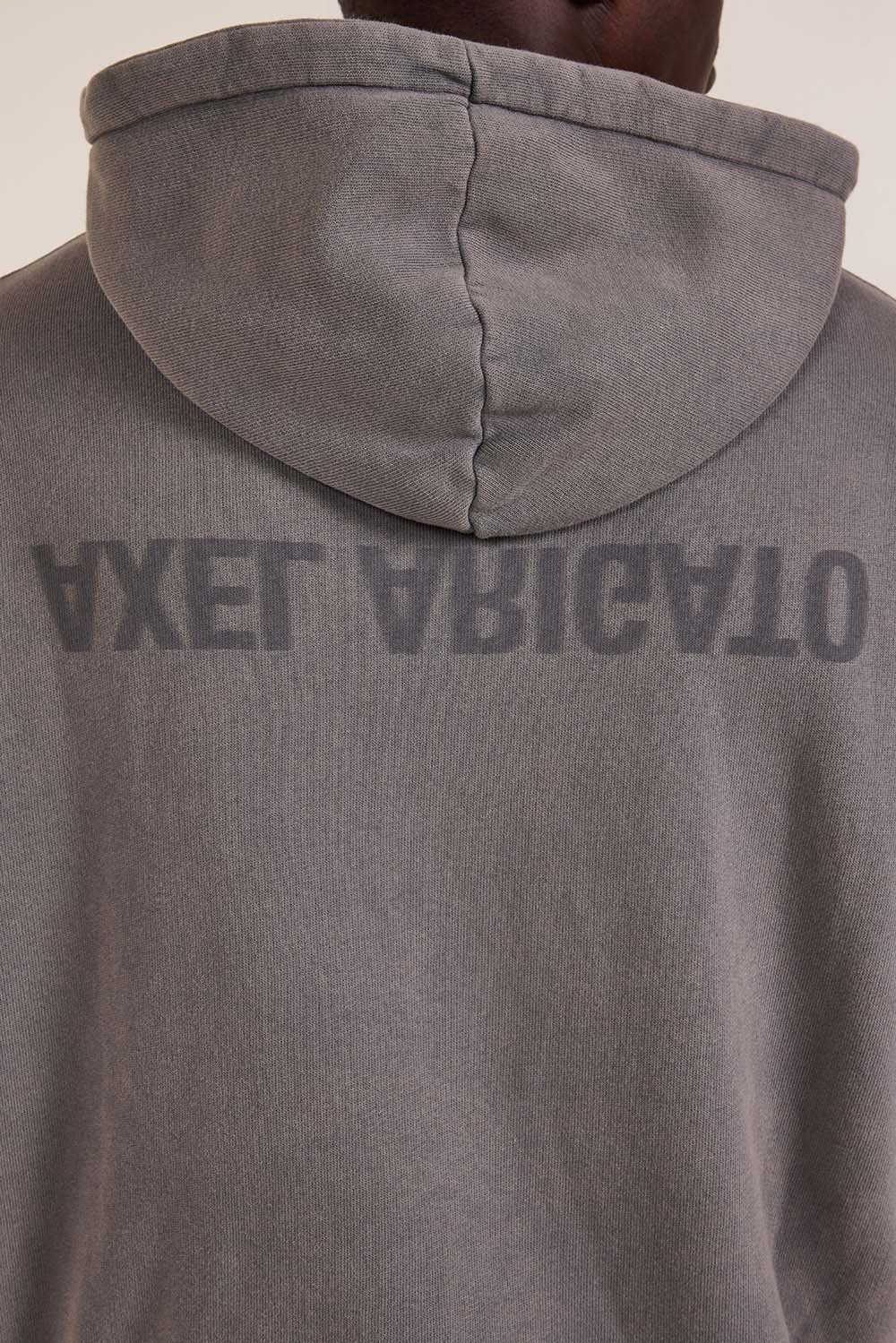 תמונת תקריב דוגמן של סווטשירט קפוצ'ון אוברסייז