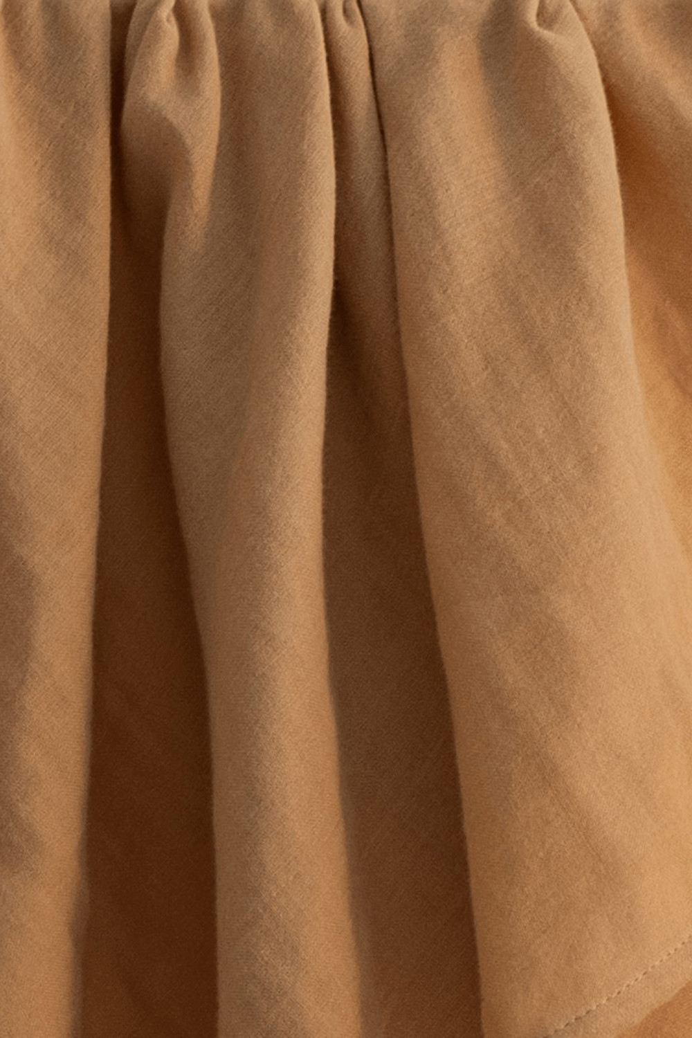 תמונת תקריב של שמיכה מוסלין בייבי לאב בגוון חום