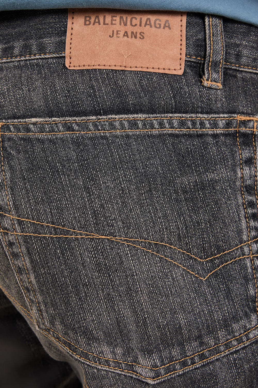 תמונת תקריב דוגמן של מכנסיים בגזרה נמוכה