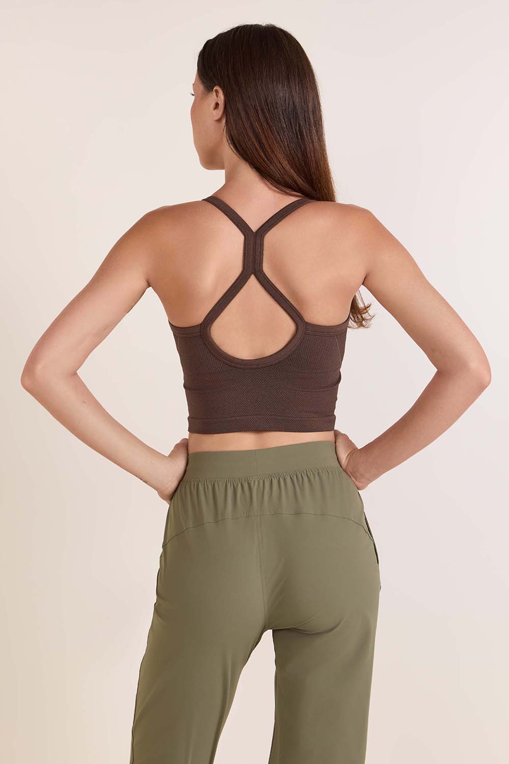 תמונת דוגמן אחורית של Get Low Crossback Training Tank