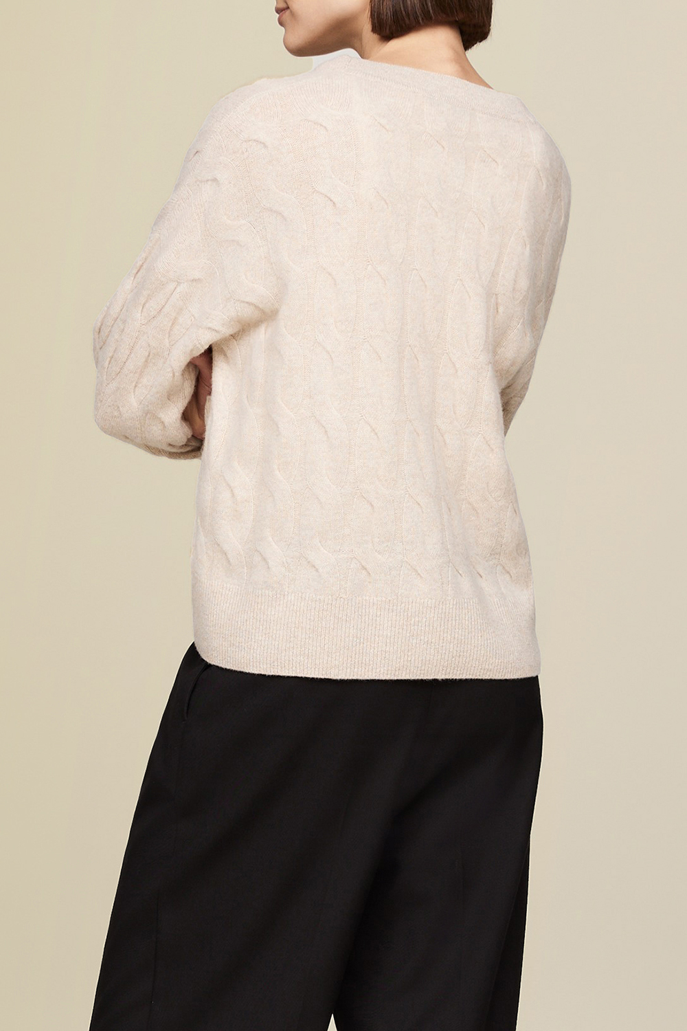 תמונת דוגמן אחורית של קרדיגן מצמר ממוחזר