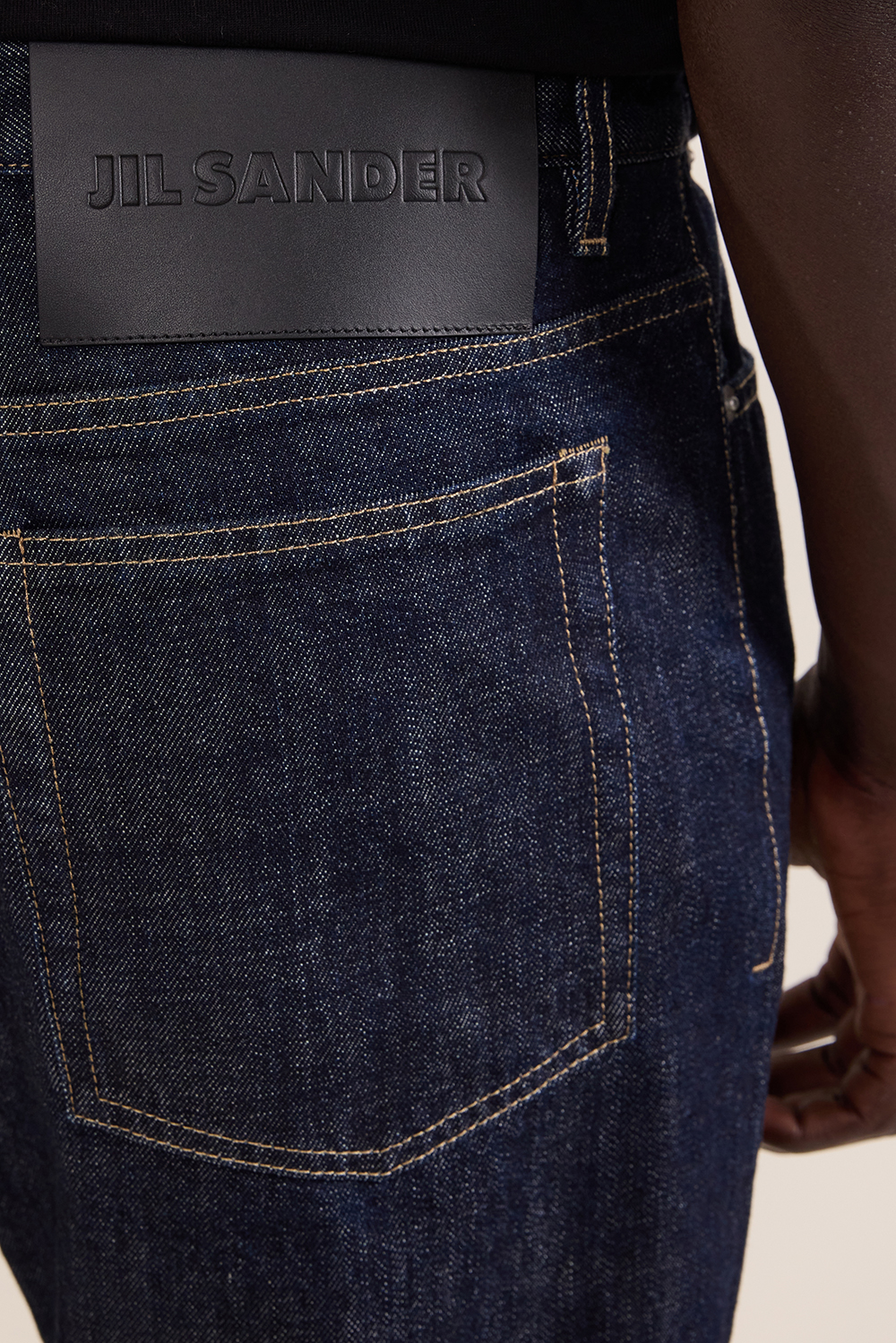 תמונת תקריב דוגמן של מכנסי ג'ינס ישרים