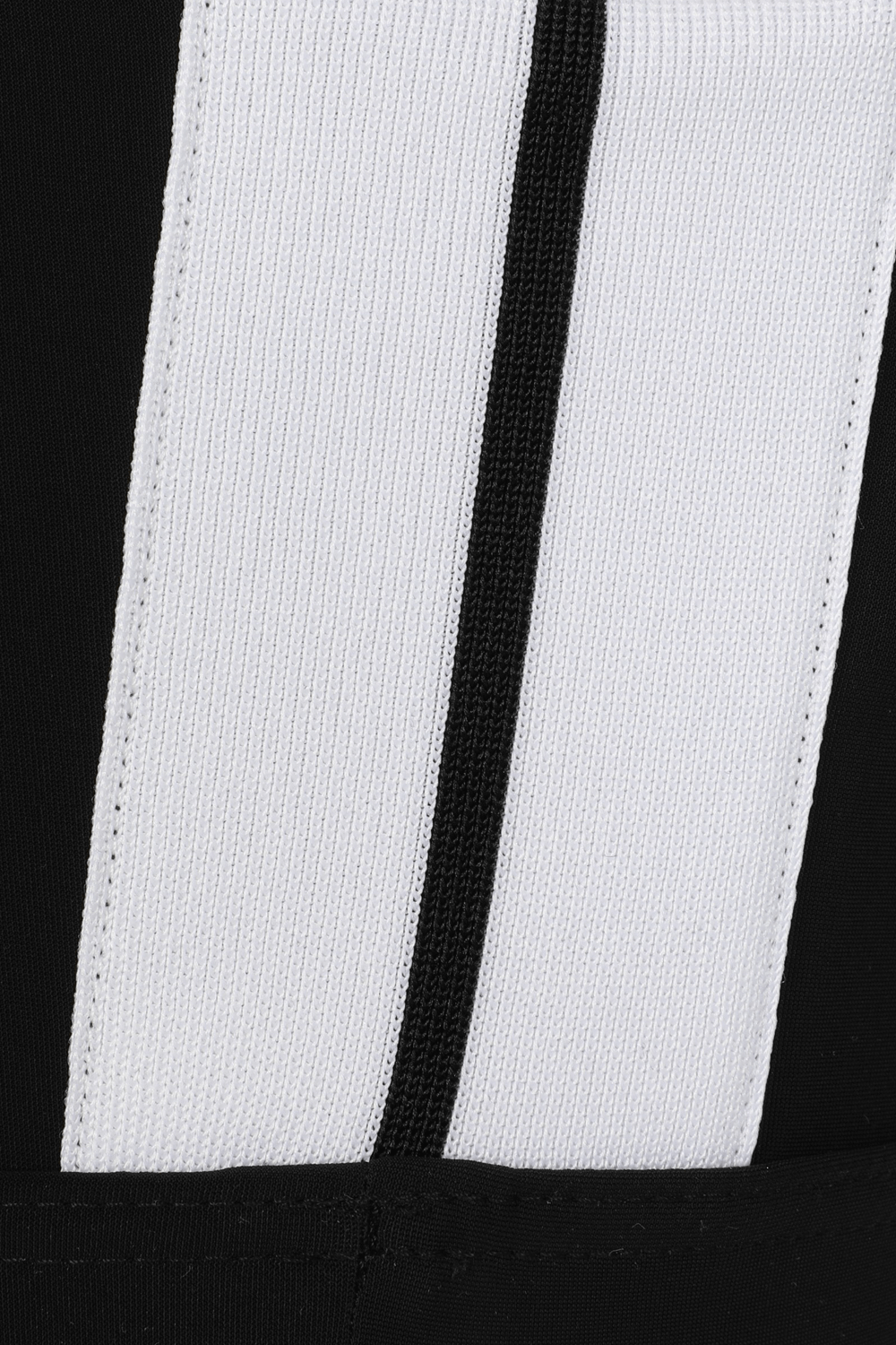 תמונה אחורית של טופ ספורט בשחור עם לוגו