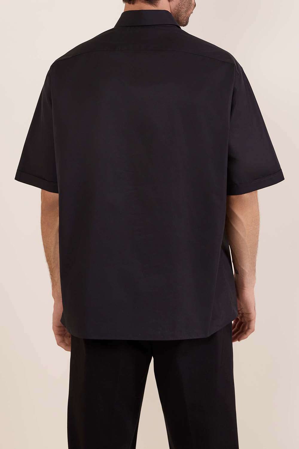 תמונת דוגמן אחורית של חולצת כפתורים שרוול קצר