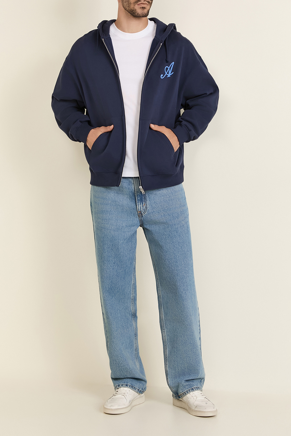 תמונת דוגמן קידמית של נעלי סניקרס