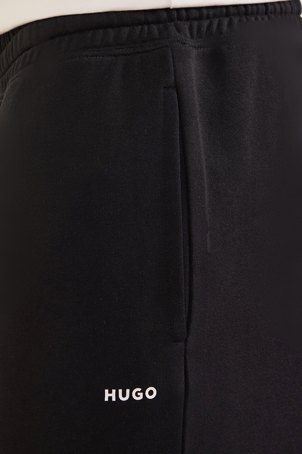 תמונת תקריב דוגמן של מכנסי ברמודה