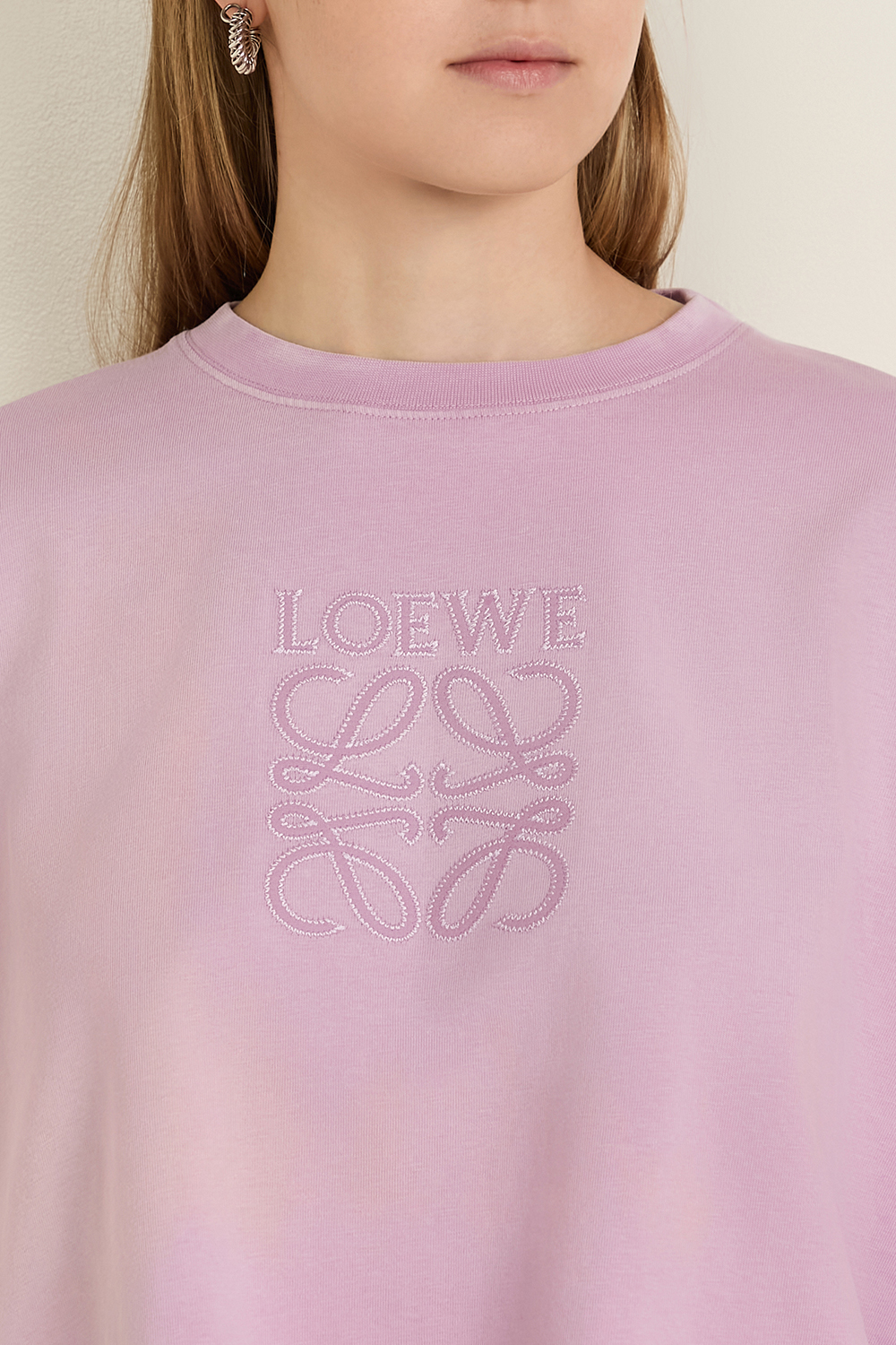 תמונת תקריב דוגמן של חולצת טי קרופ