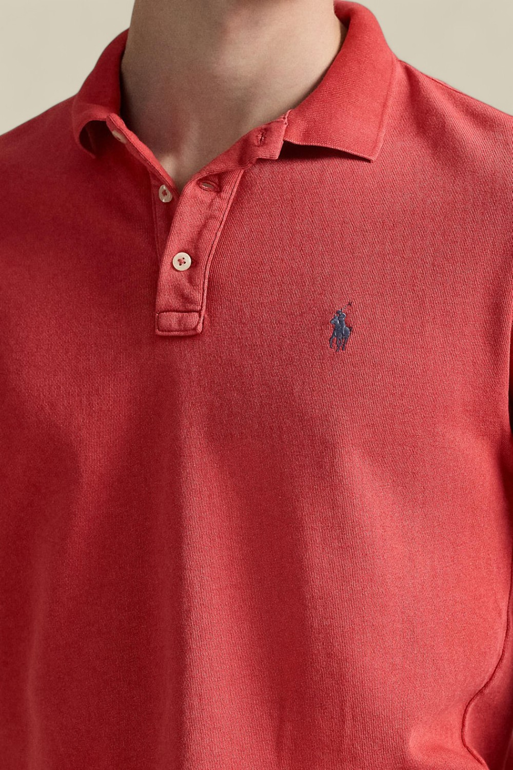 תמונת תקריב דוגמן של חולצת פולו