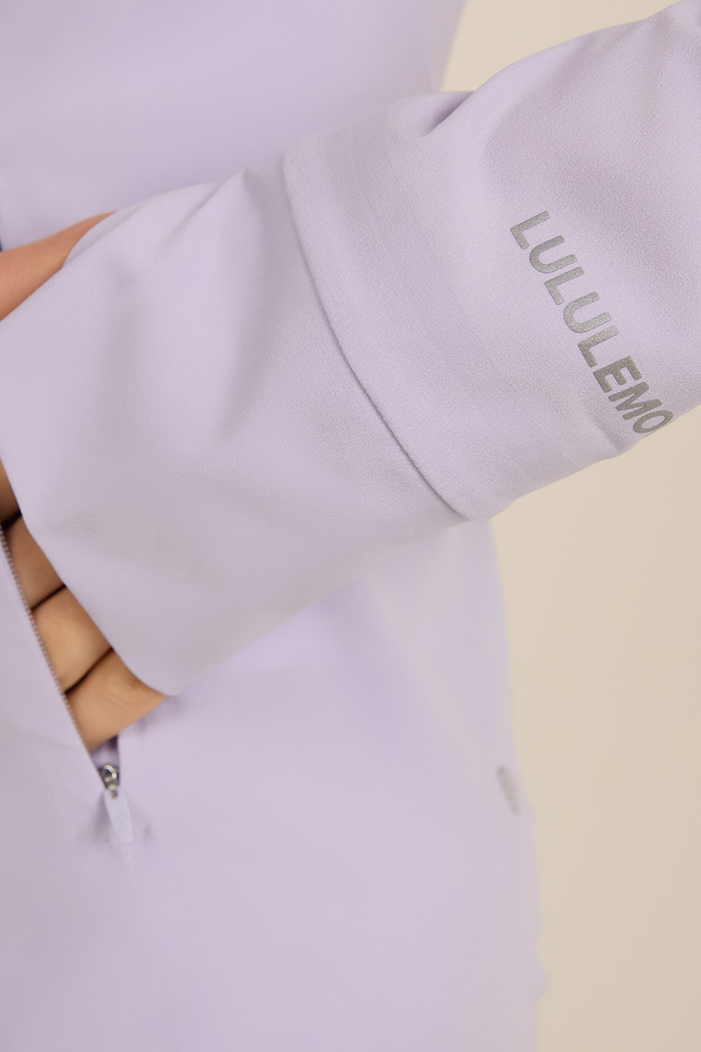 תמונת תקריב דוגמן של Mist Over Windbreaker