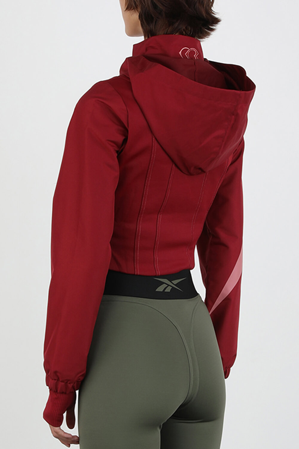 תמונת דוגמן אחורית של קארדי בי X ריבוק ז'קט ספורטיבי בצבע אדום