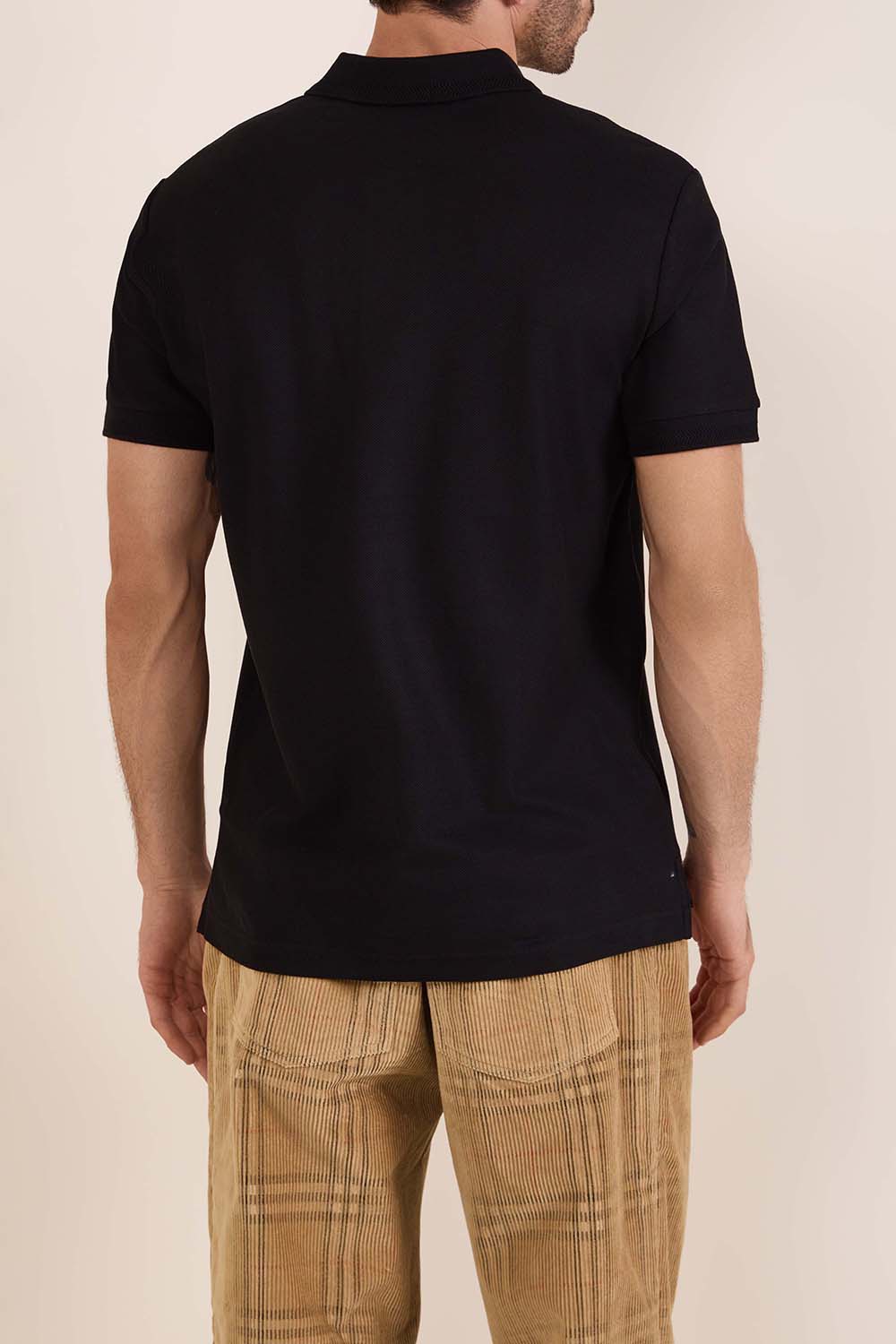 תמונת דוגמן אחורית של חולצת פולו קצרה