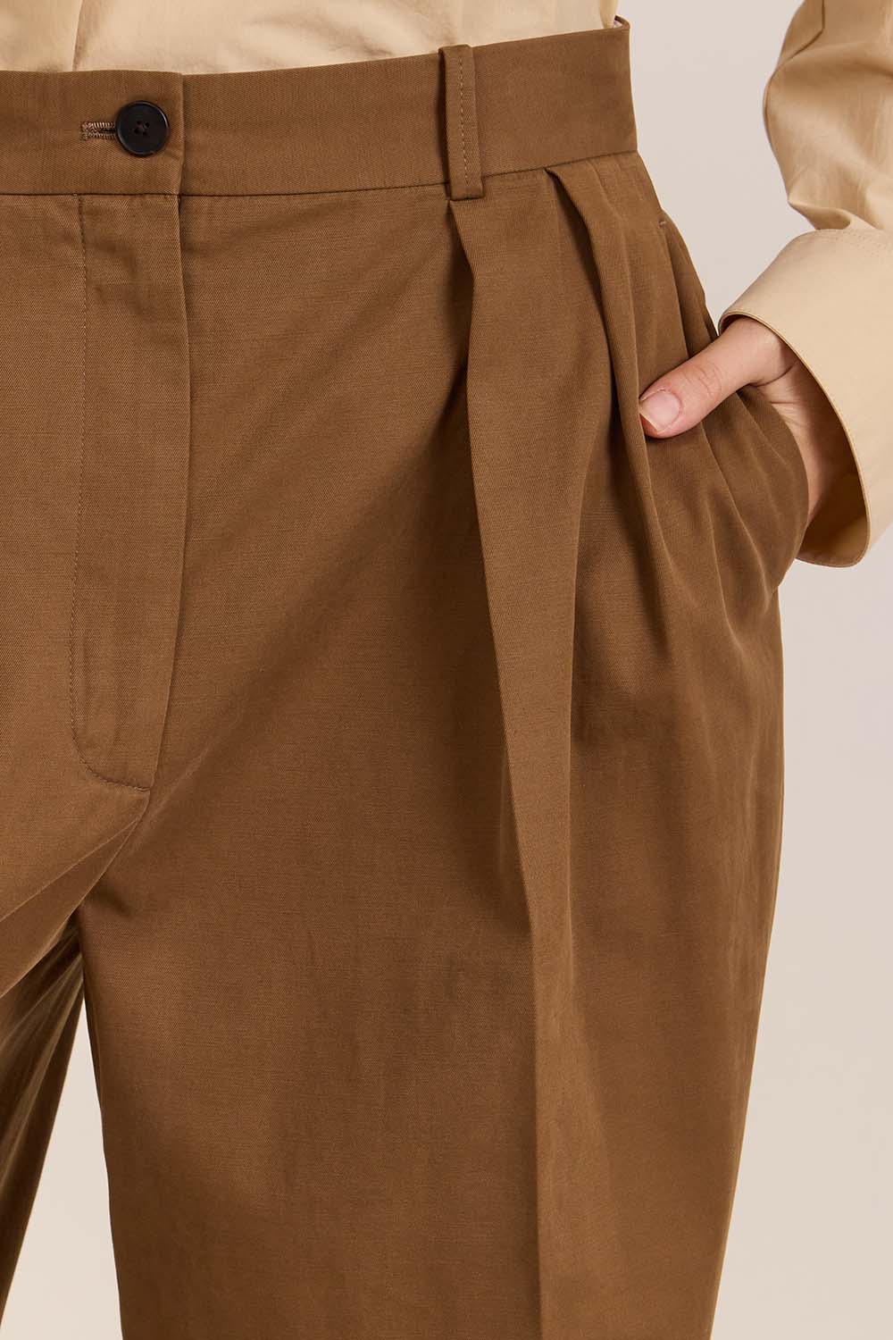 תמונת תקריב דוגמן של מכנסיים ארוכים