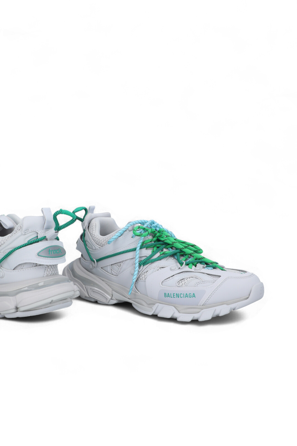 תמונת תקריב של נעלי סניקרס