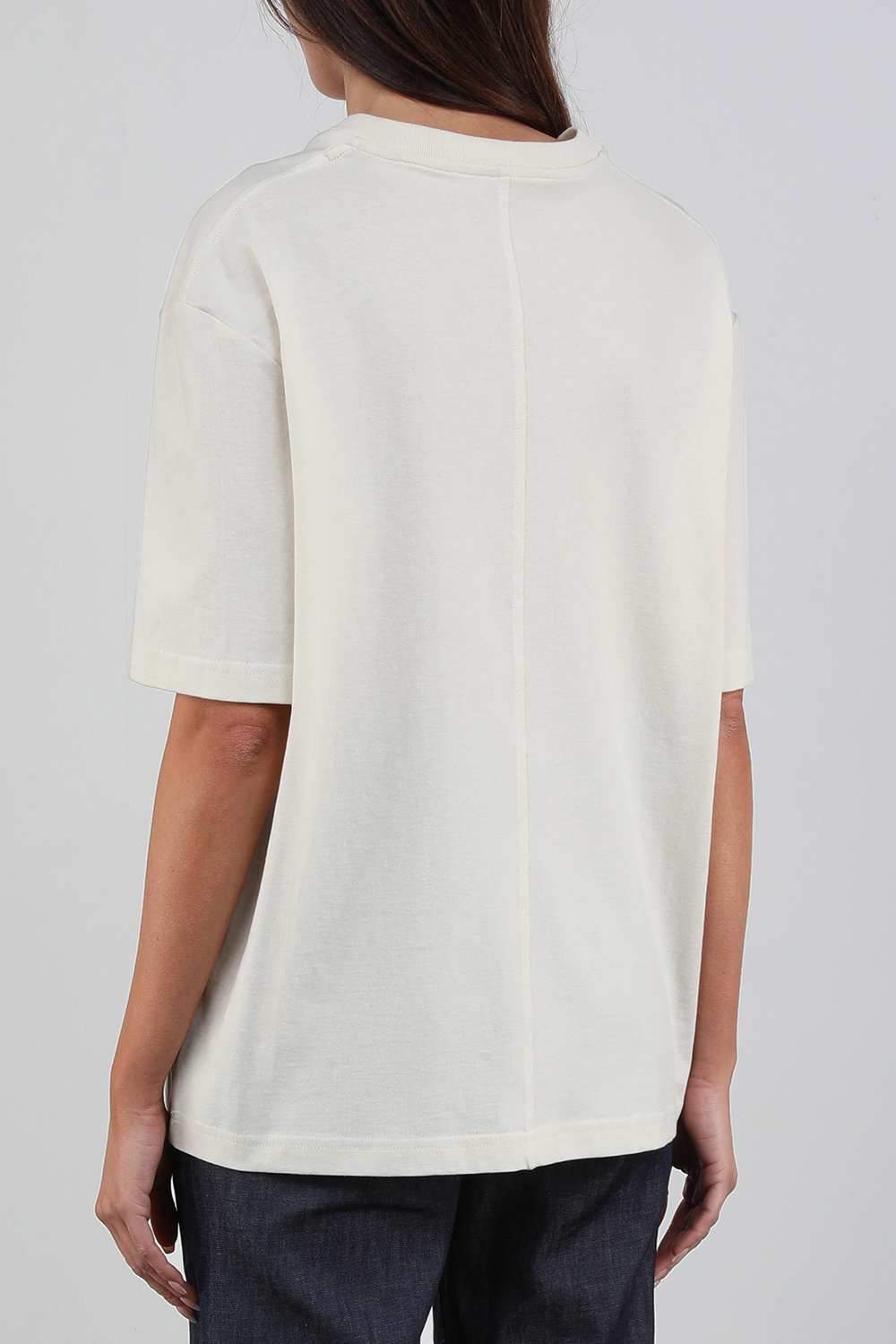 תמונת דוגמן אחורית של חולצה לבנה בגזרה משוחררת