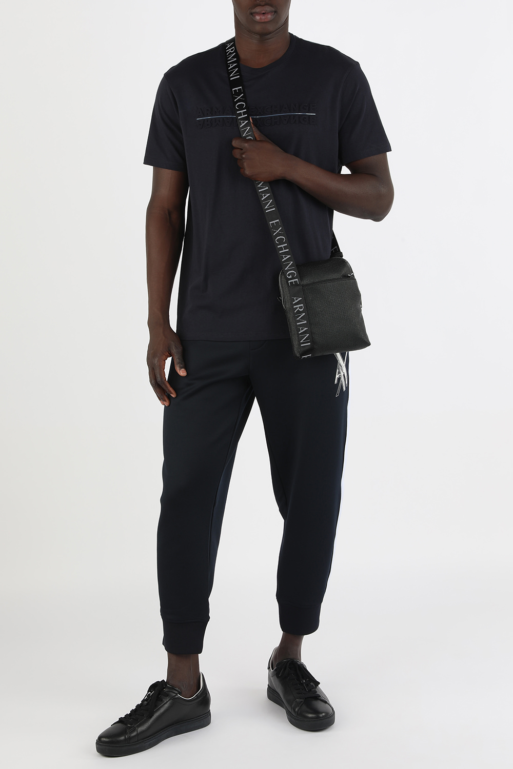 תמונת דוגמן קידמית של תיק צד עם לוגוטייפ בגוון שחור