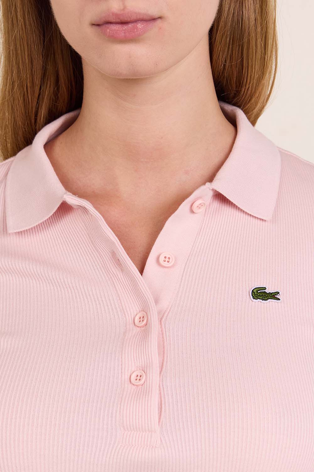 תמונת תקריב דוגמן של חולצת פולו סלים פיט