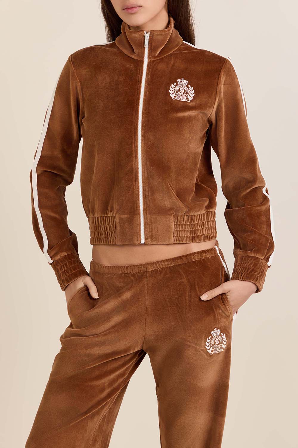 תמונת דוגמן קידמית של סווטשירט קטיפה עם רוכסן