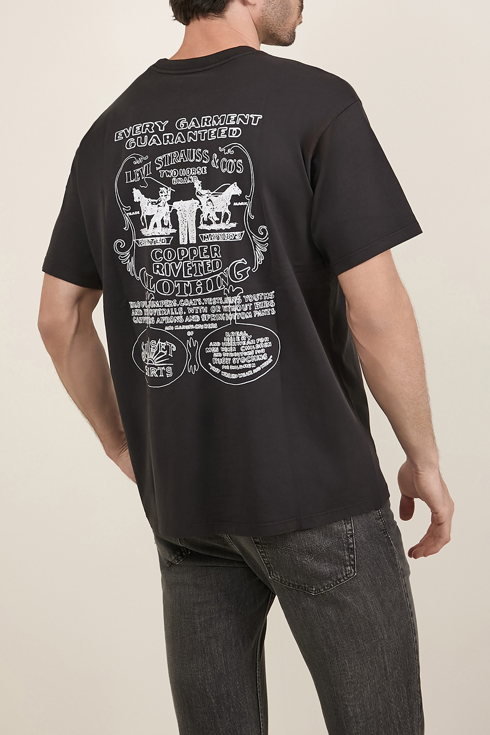 תמונת דוגמן אחורית של חולצת טי