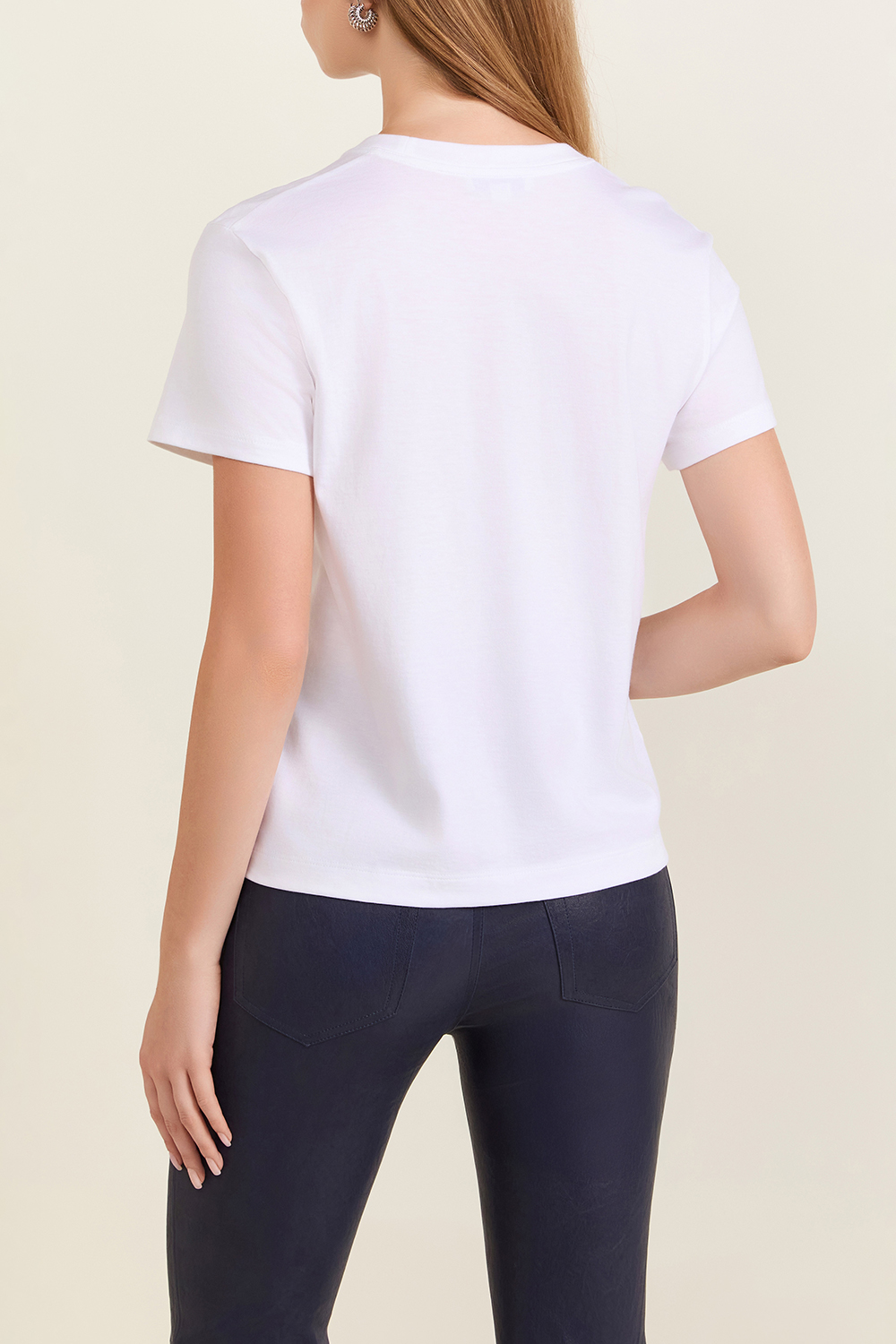 תמונת דוגמן אחורית של חולצת טי